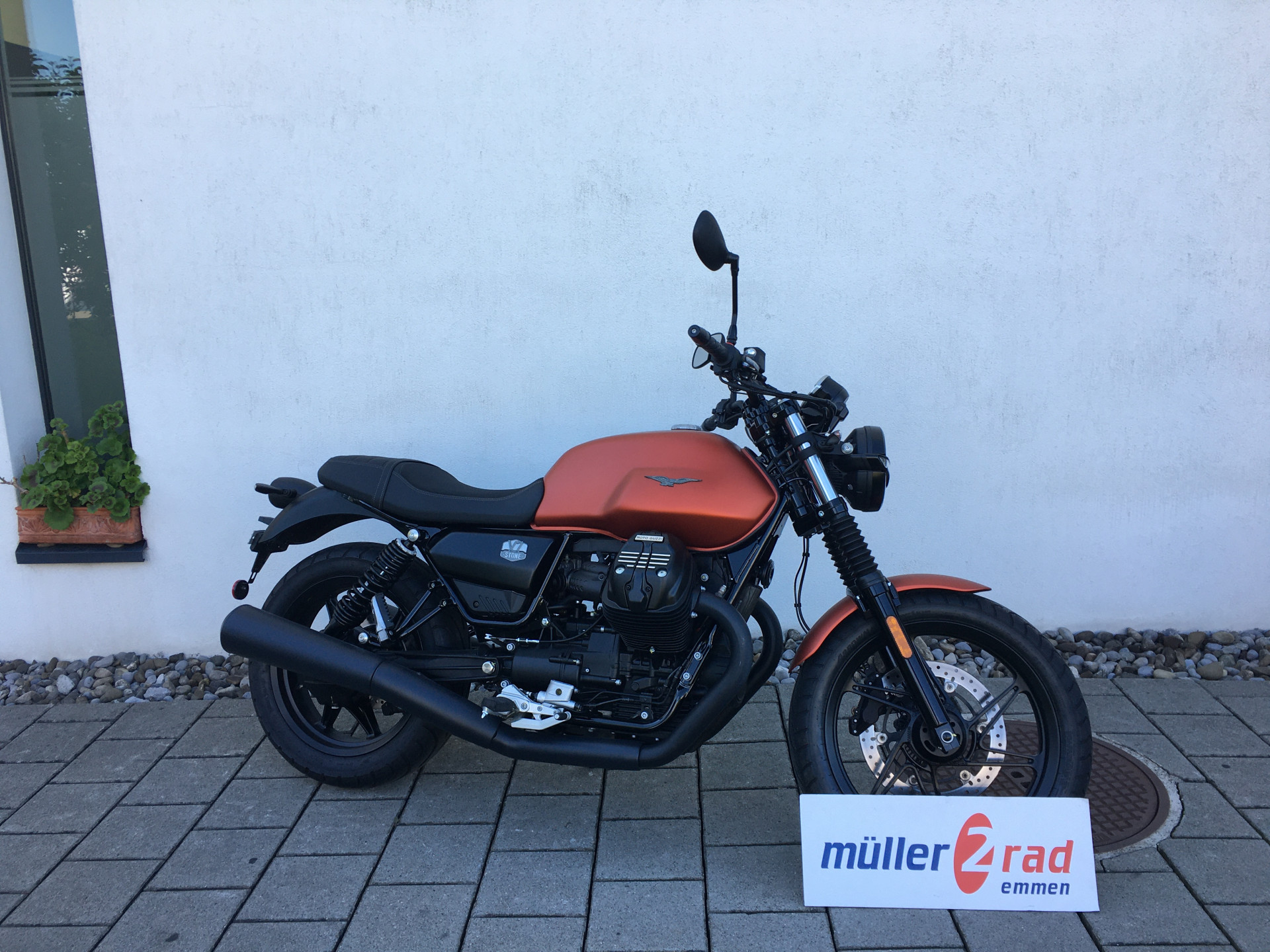 MOTO GUZZI V7 850 Stone-image-0