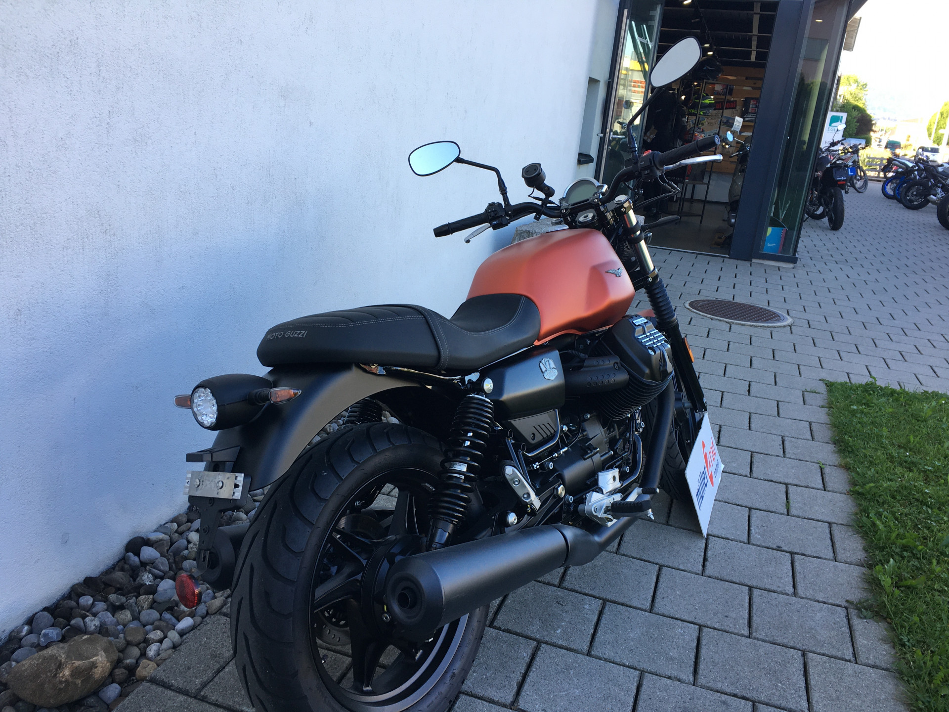 MOTO GUZZI V7 850 Stone-image-2