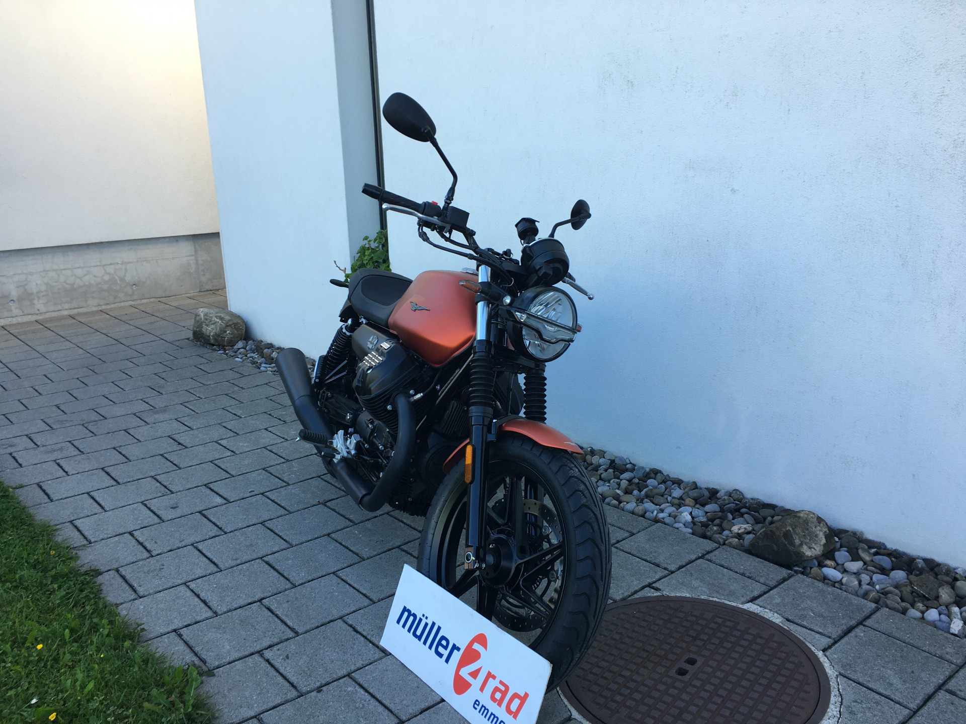 MOTO GUZZI V7 850 Stone-image-1