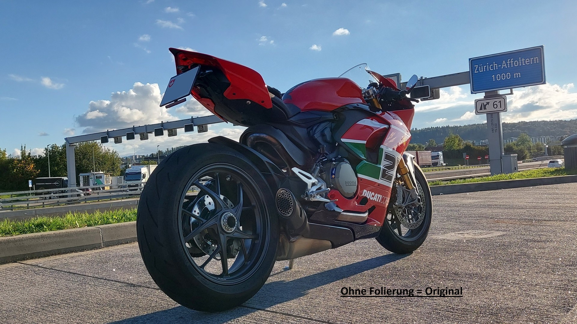 DUCATI Panigale V2 Bayliss1st Champion 2oth Anniversary-image-8