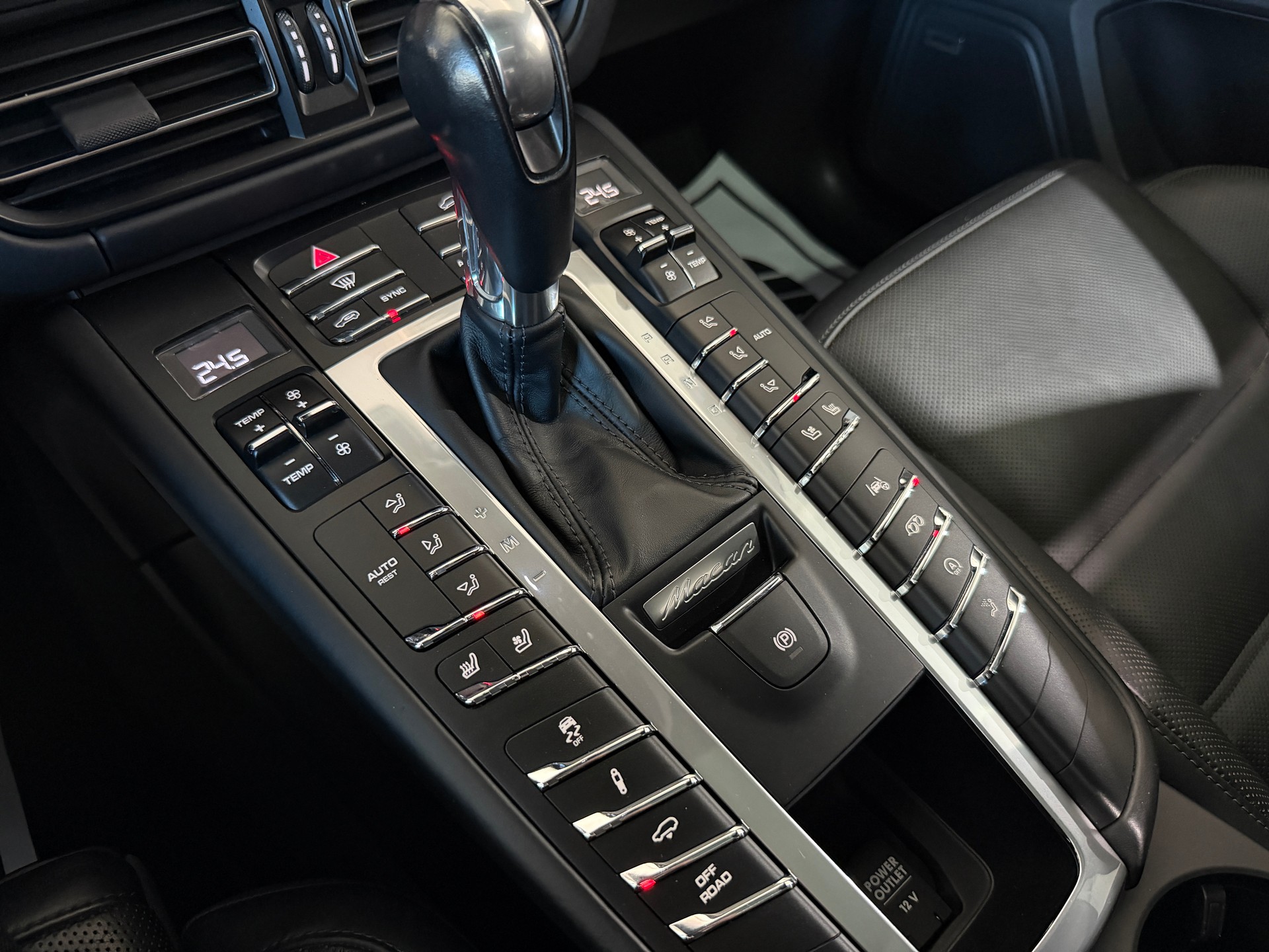 PORSCHE Macan Turbo PDK (CH) TOP Ausstattung-image-19