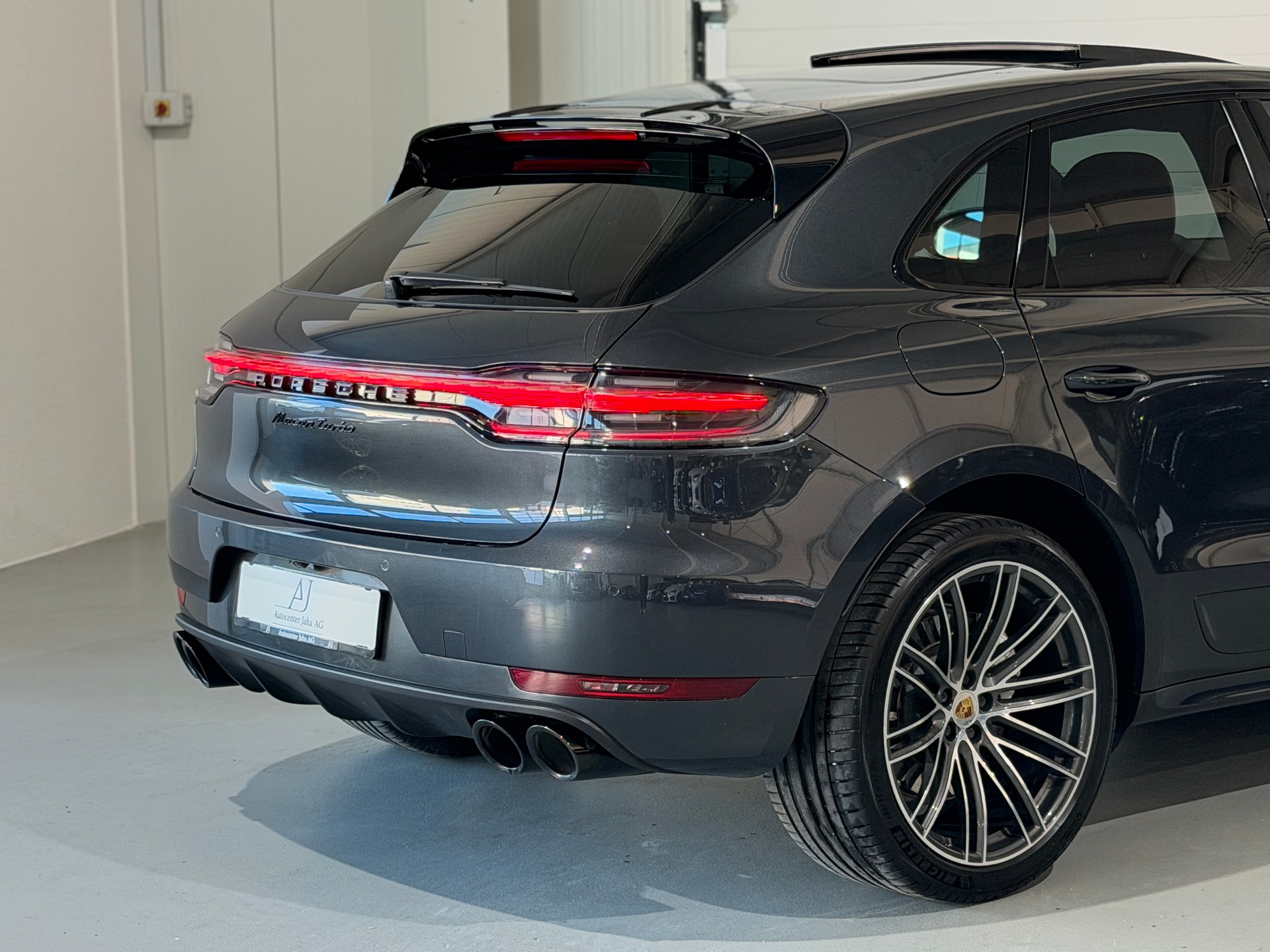 PORSCHE Macan Turbo PDK (CH) TOP Ausstattung-image-25