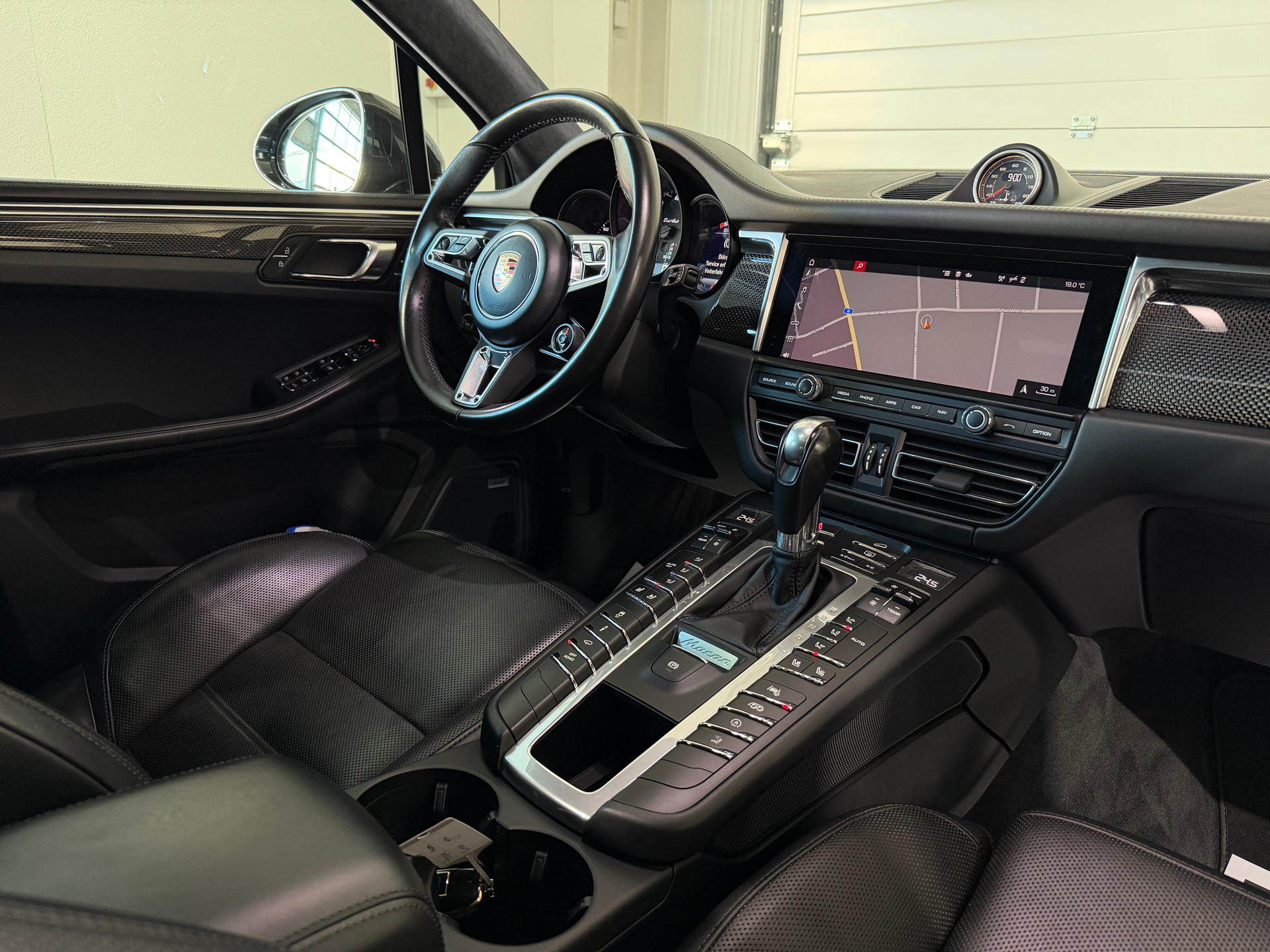 PORSCHE Macan Turbo PDK (CH) TOP Ausstattung-image-11