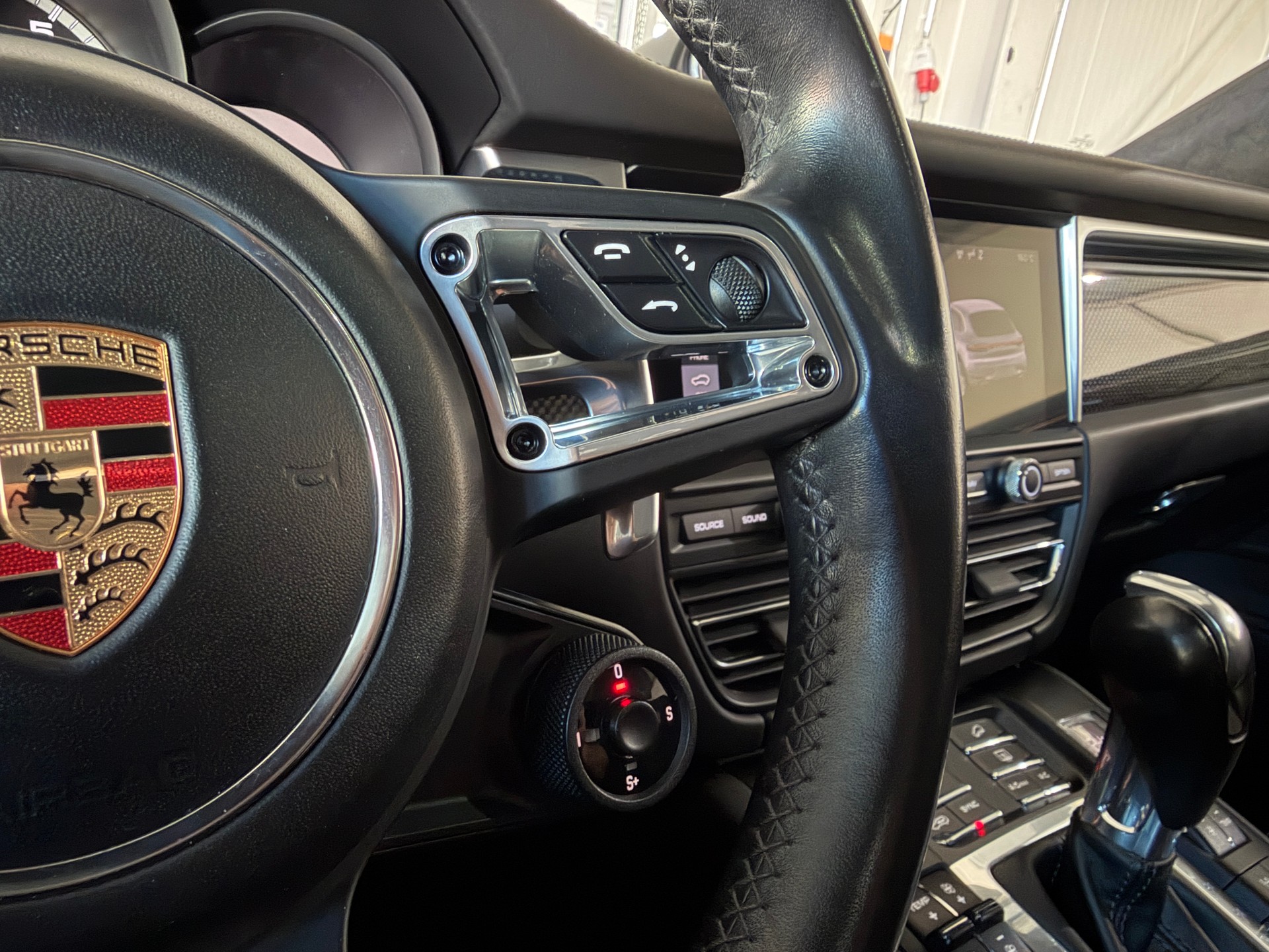 PORSCHE Macan Turbo PDK (CH) TOP Ausstattung-image-23