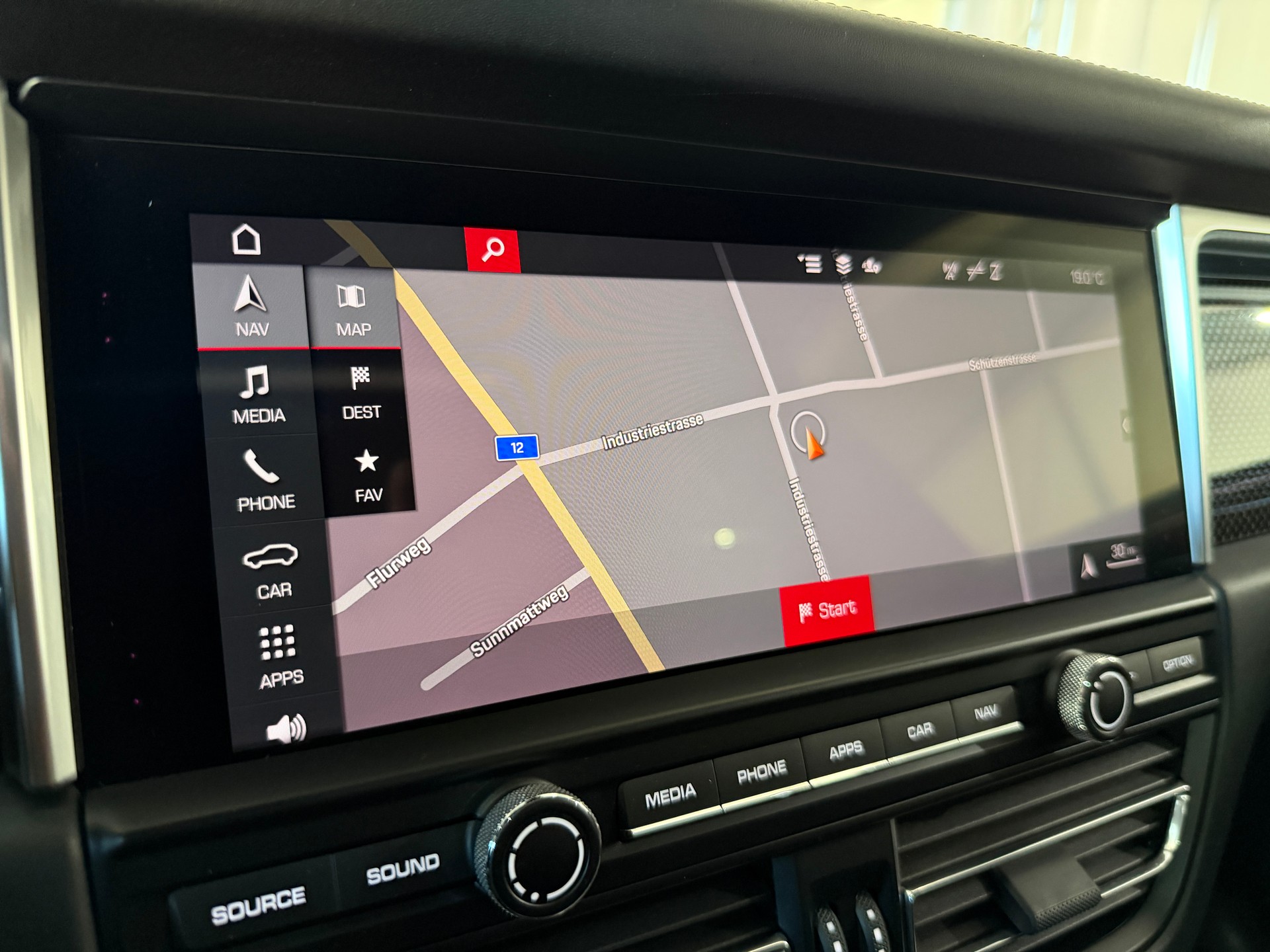 PORSCHE Macan Turbo PDK (CH) TOP Ausstattung-image-16