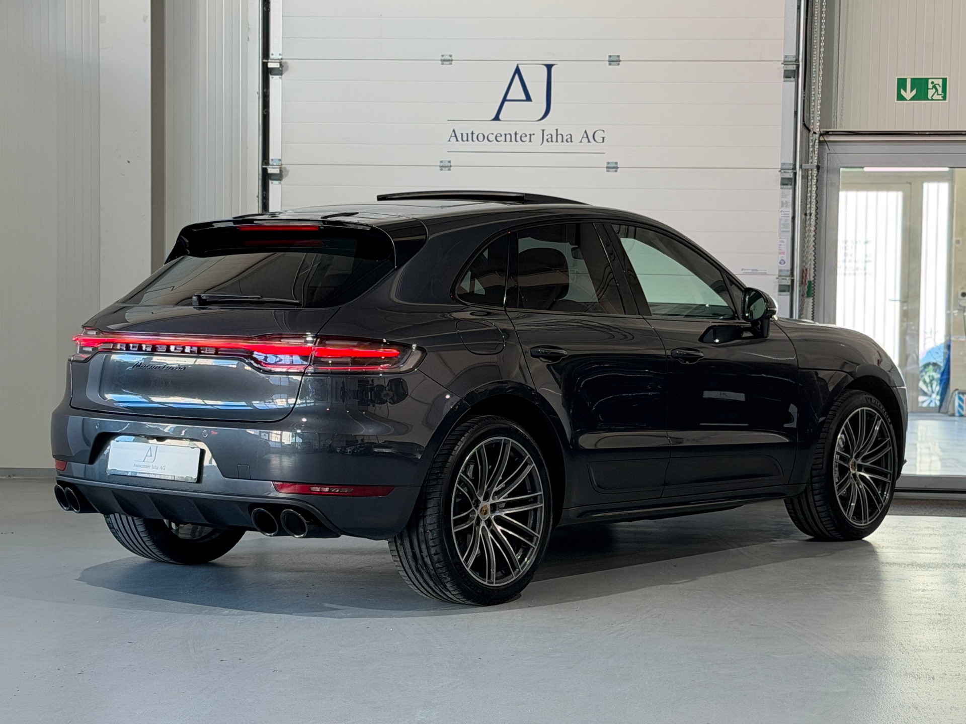 PORSCHE Macan Turbo PDK (CH) TOP Ausstattung-image-24