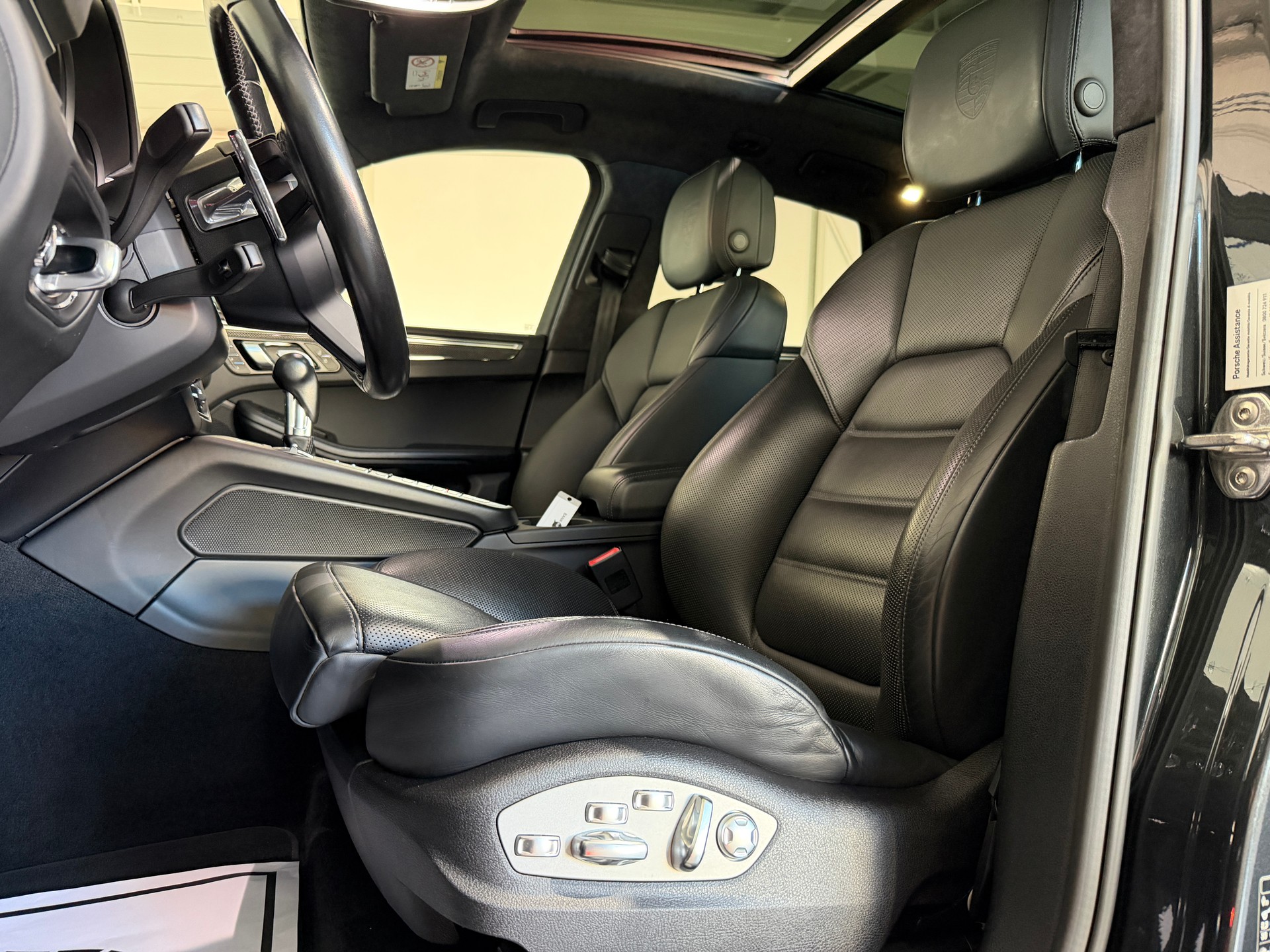 PORSCHE Macan Turbo PDK (CH) TOP Ausstattung-image-8