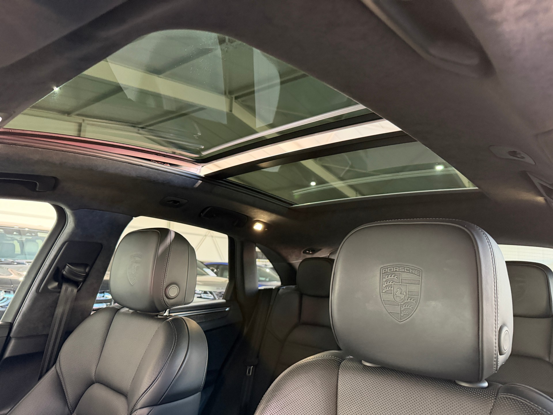 PORSCHE Macan Turbo PDK (CH) TOP Ausstattung-image-9