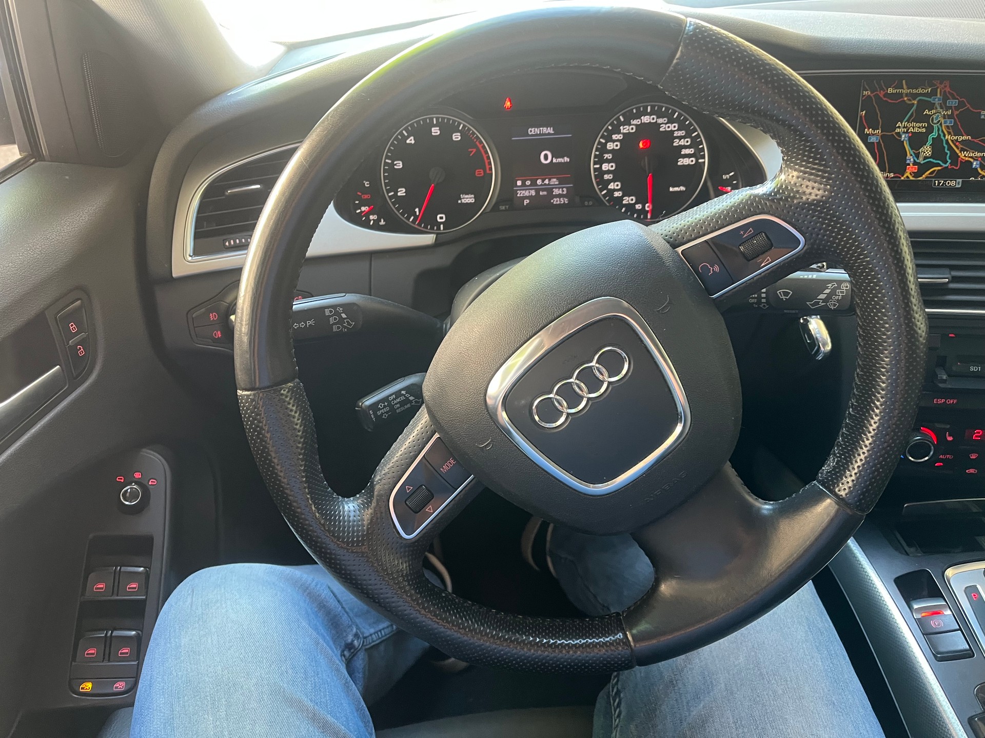 AUDI A4 Avant 2.0 TFSI multitronic-image-8