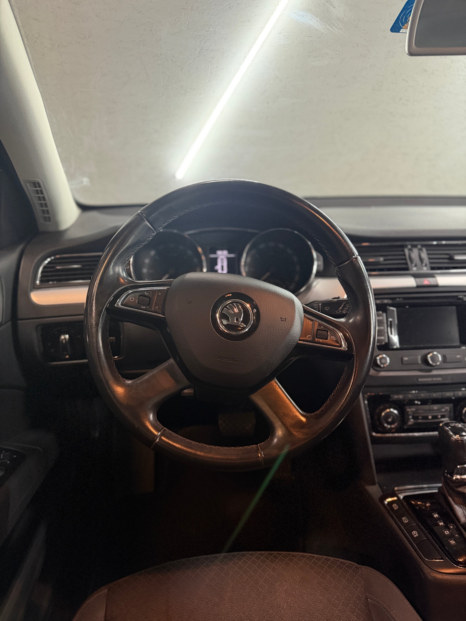 SKODA Superb Combi 2.0 TDi Ambition DSG-image-14