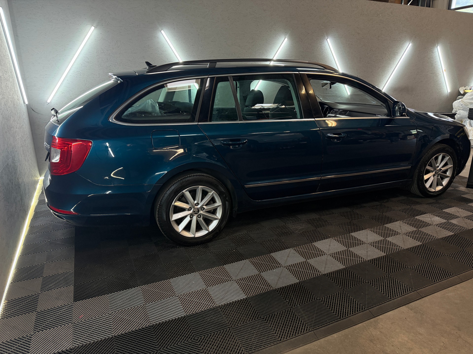 SKODA Superb Combi 2.0 TDi Ambition DSG-image-5