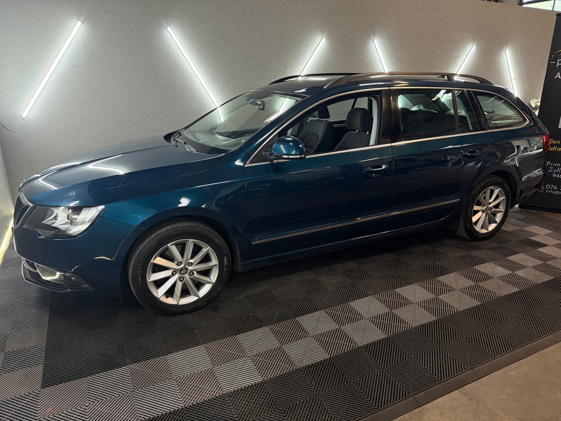 SKODA Superb Combi 2.0 TDi Ambition DSG-image-4