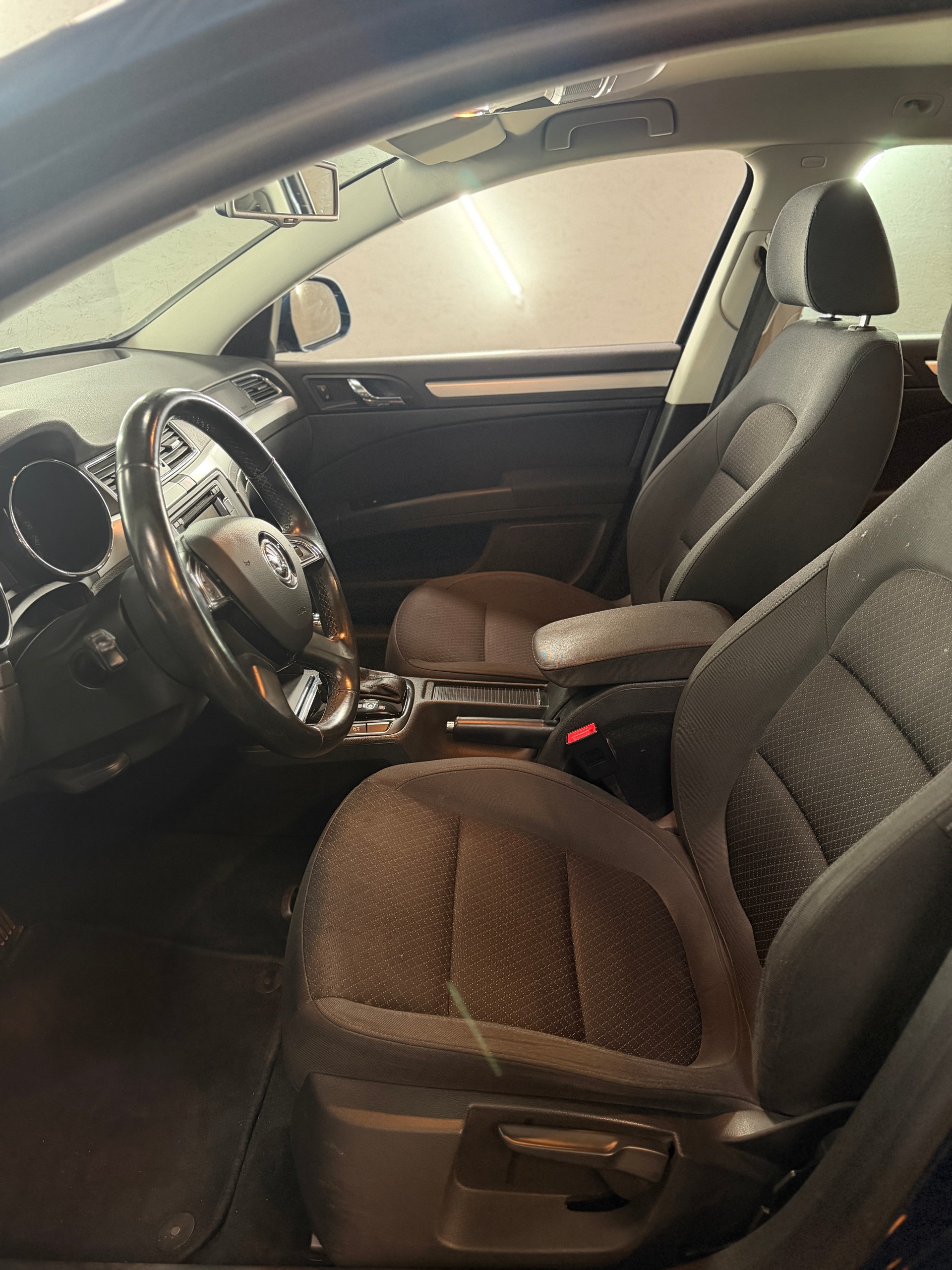 SKODA Superb Combi 2.0 TDi Ambition DSG-image-12