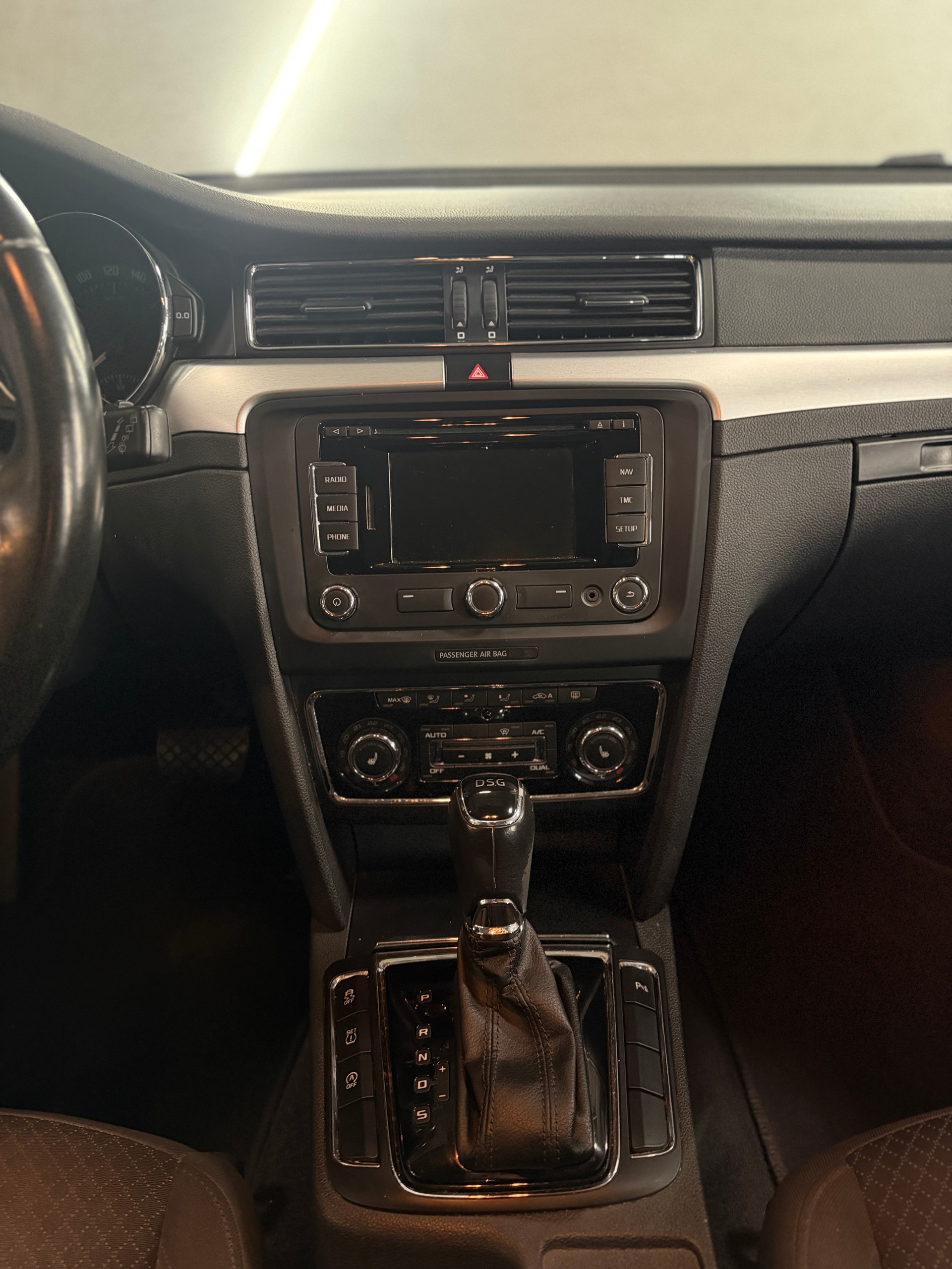 SKODA Superb Combi 2.0 TDi Ambition DSG-image-13