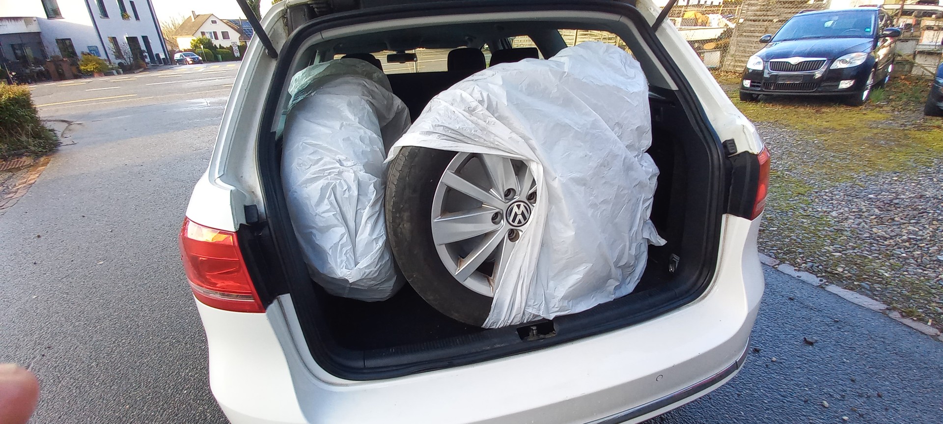 VW Passat Variant 2.0 TDI BMT Trendline-image-11