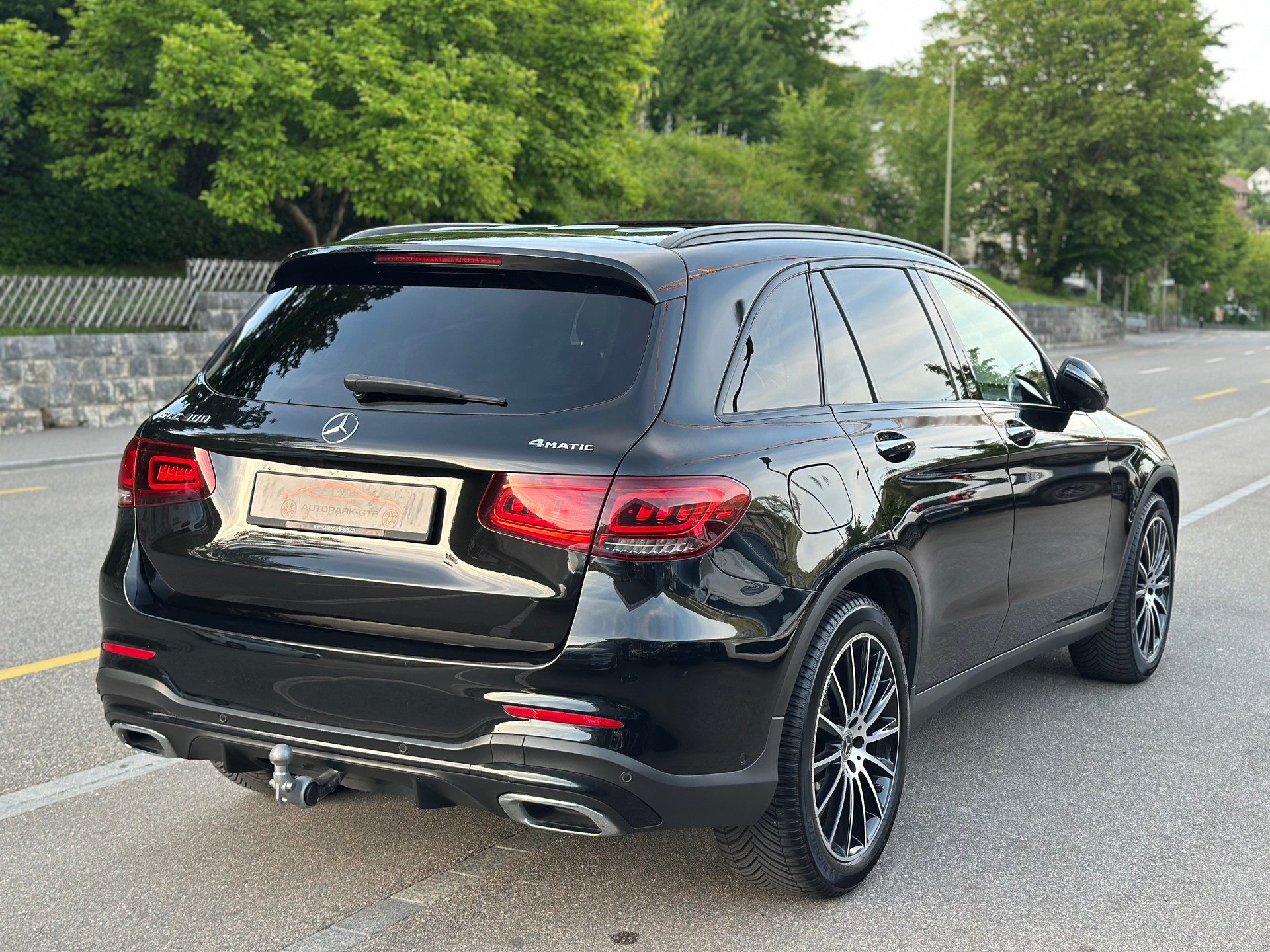 MERCEDES-BENZ GLC 300 AMG Line 4Matic 9G-Tronic-image-4