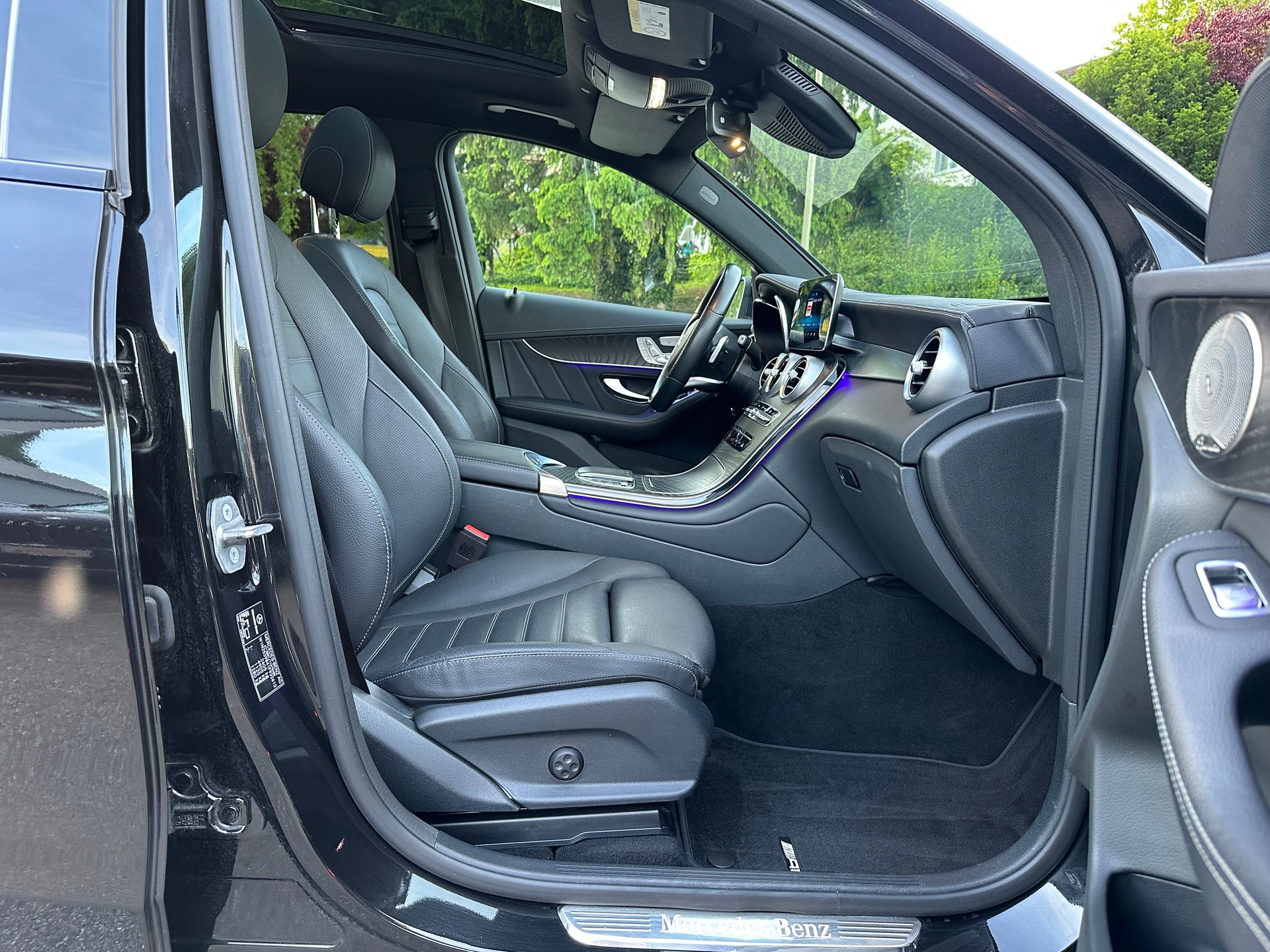 MERCEDES-BENZ GLC 300 AMG Line 4Matic 9G-Tronic-image-11