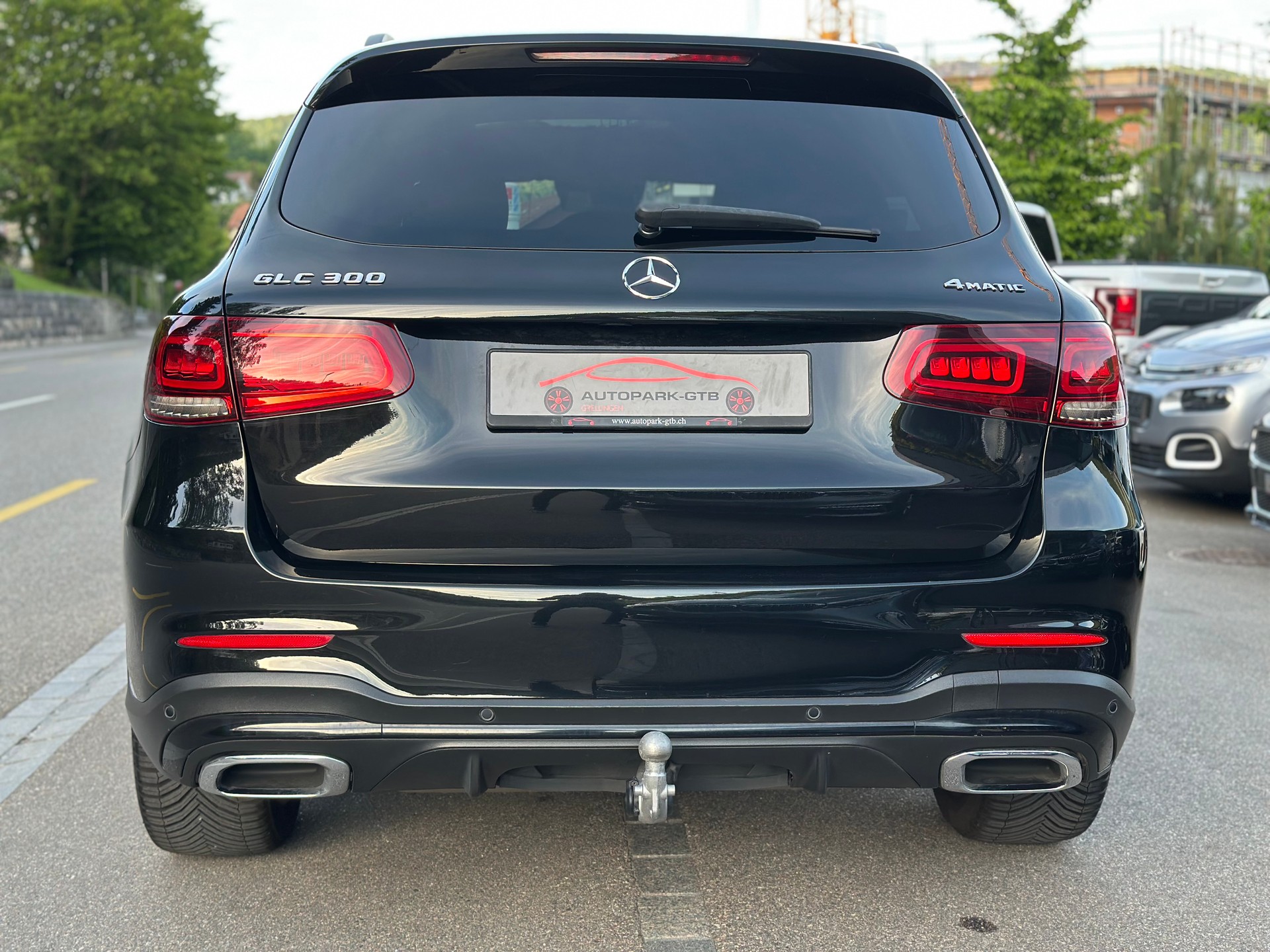 MERCEDES-BENZ GLC 300 AMG Line 4Matic 9G-Tronic-showroom-element-3