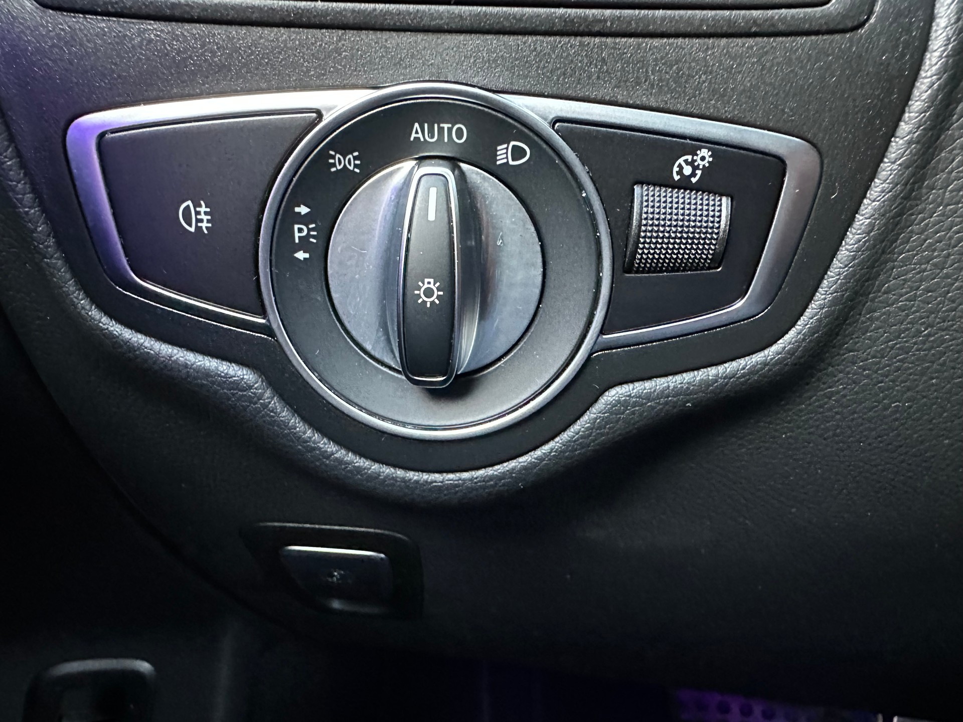 MERCEDES-BENZ GLC 300 AMG Line 4Matic 9G-Tronic-image-22