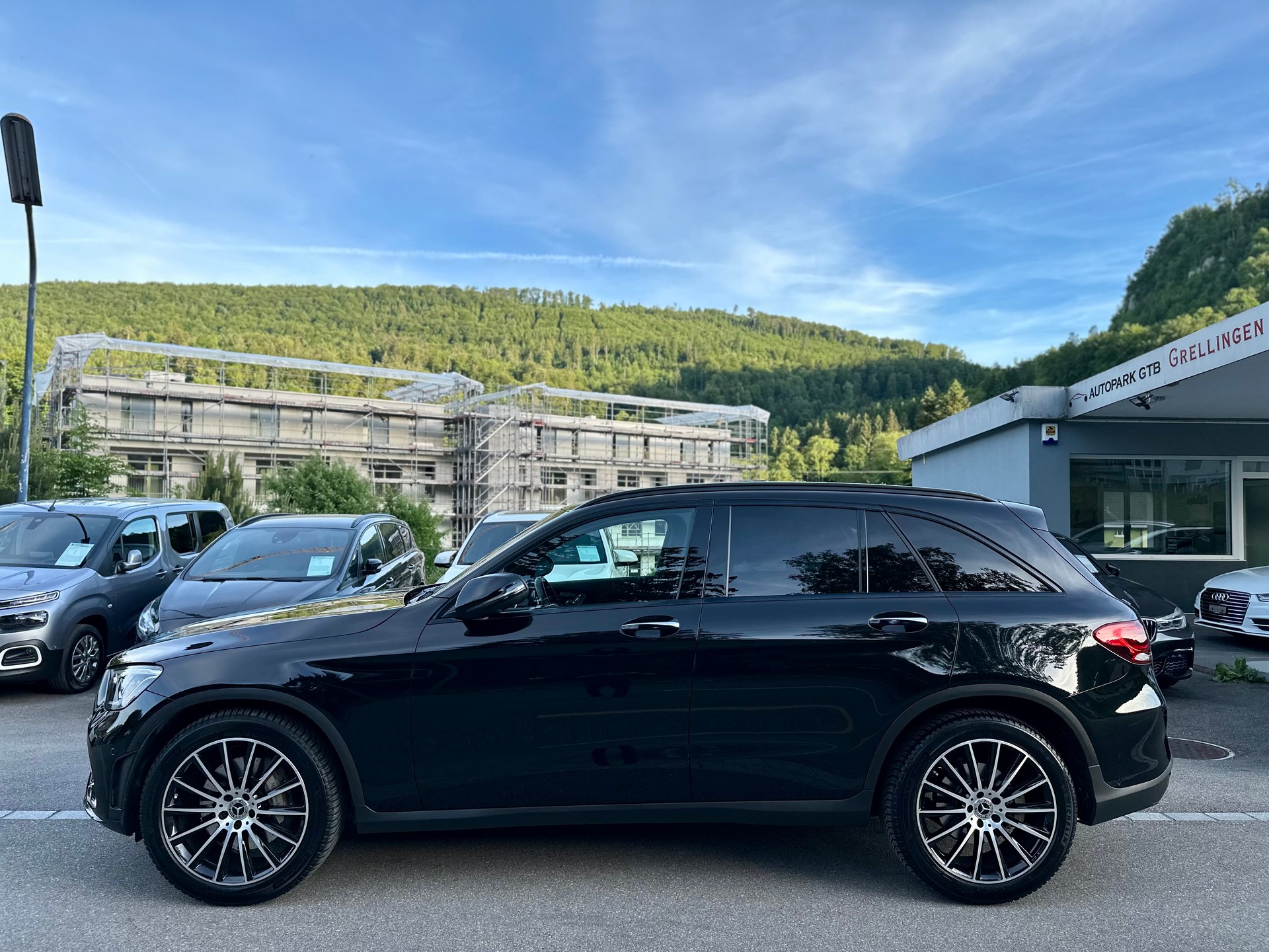 MERCEDES-BENZ GLC 300 AMG Line 4Matic 9G-Tronic-showroom-element-1