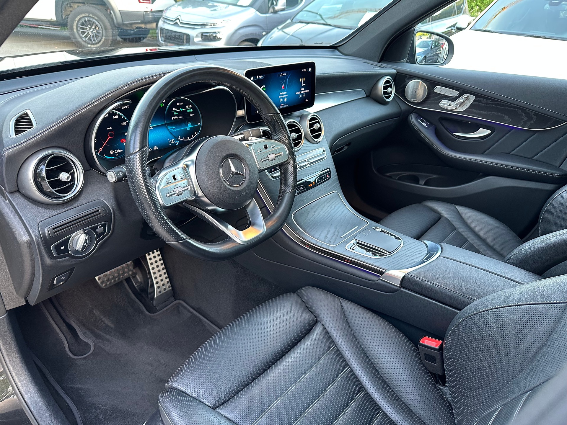 MERCEDES-BENZ GLC 300 AMG Line 4Matic 9G-Tronic-image-8