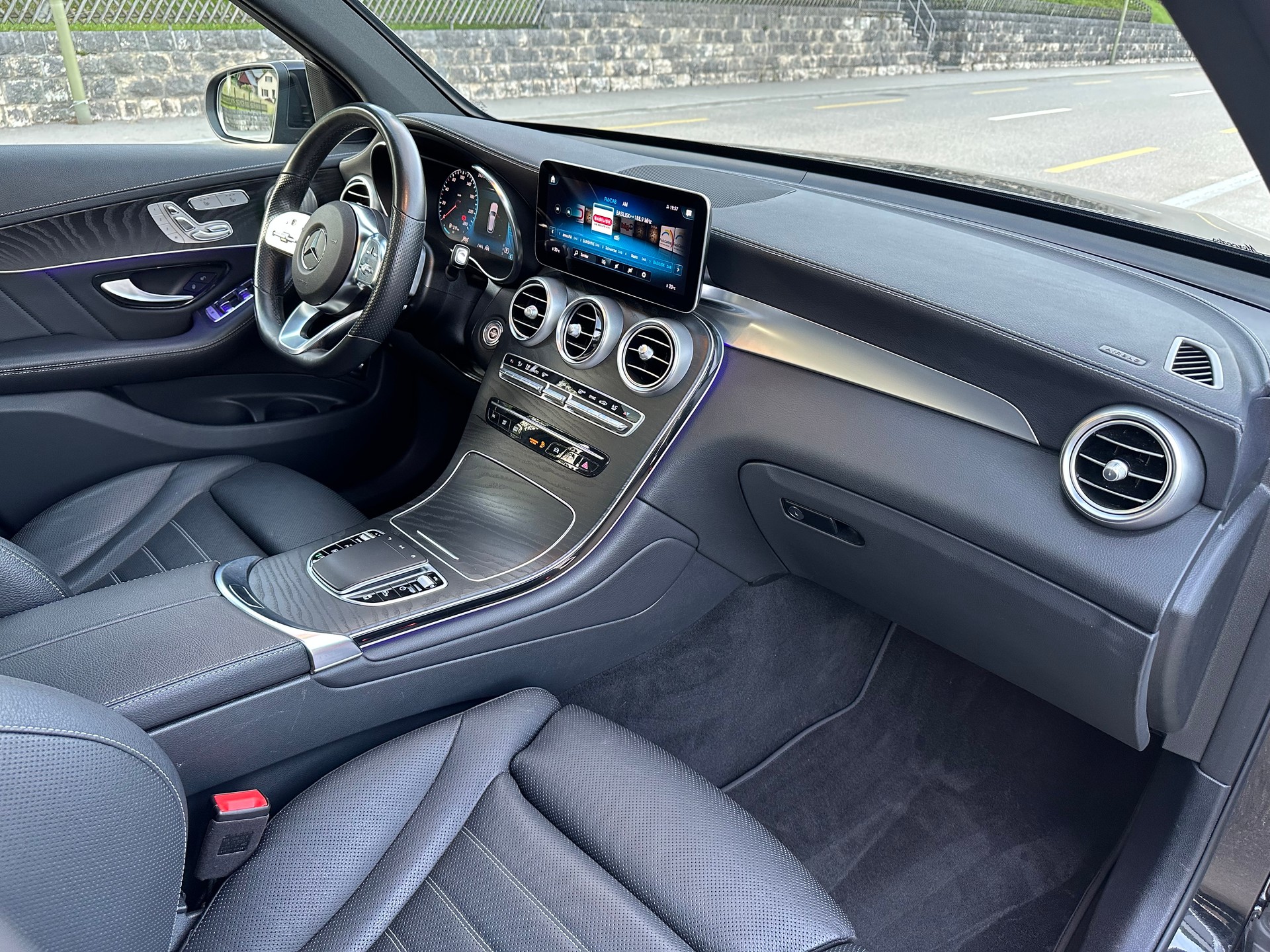 MERCEDES-BENZ GLC 300 AMG Line 4Matic 9G-Tronic-image-10