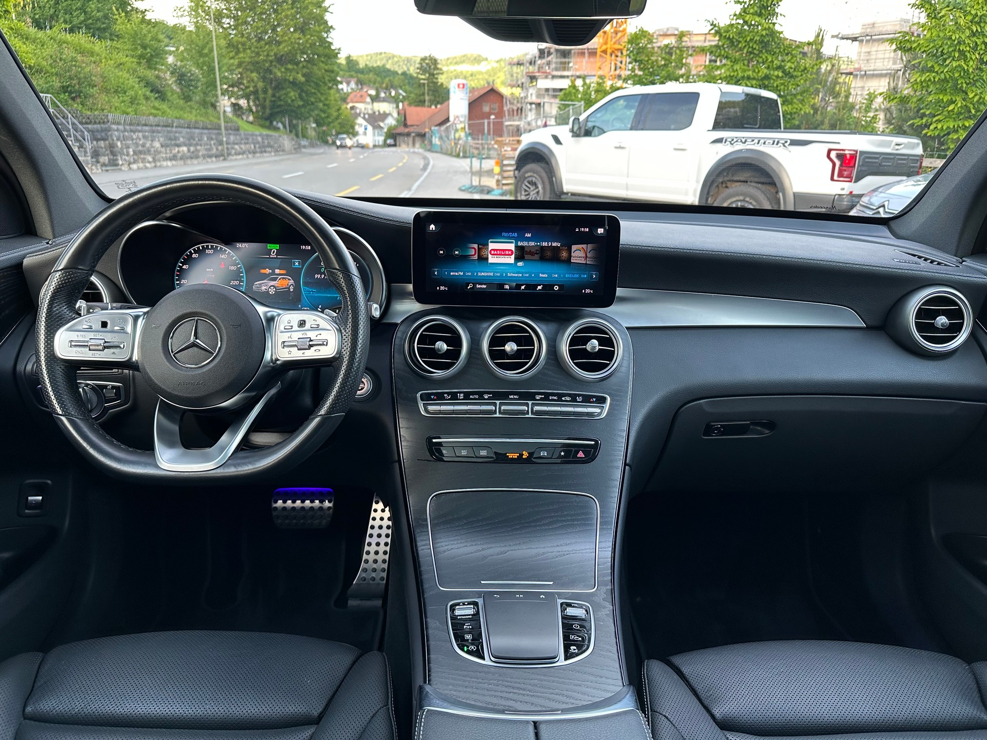 MERCEDES-BENZ GLC 300 AMG Line 4Matic 9G-Tronic-image-13