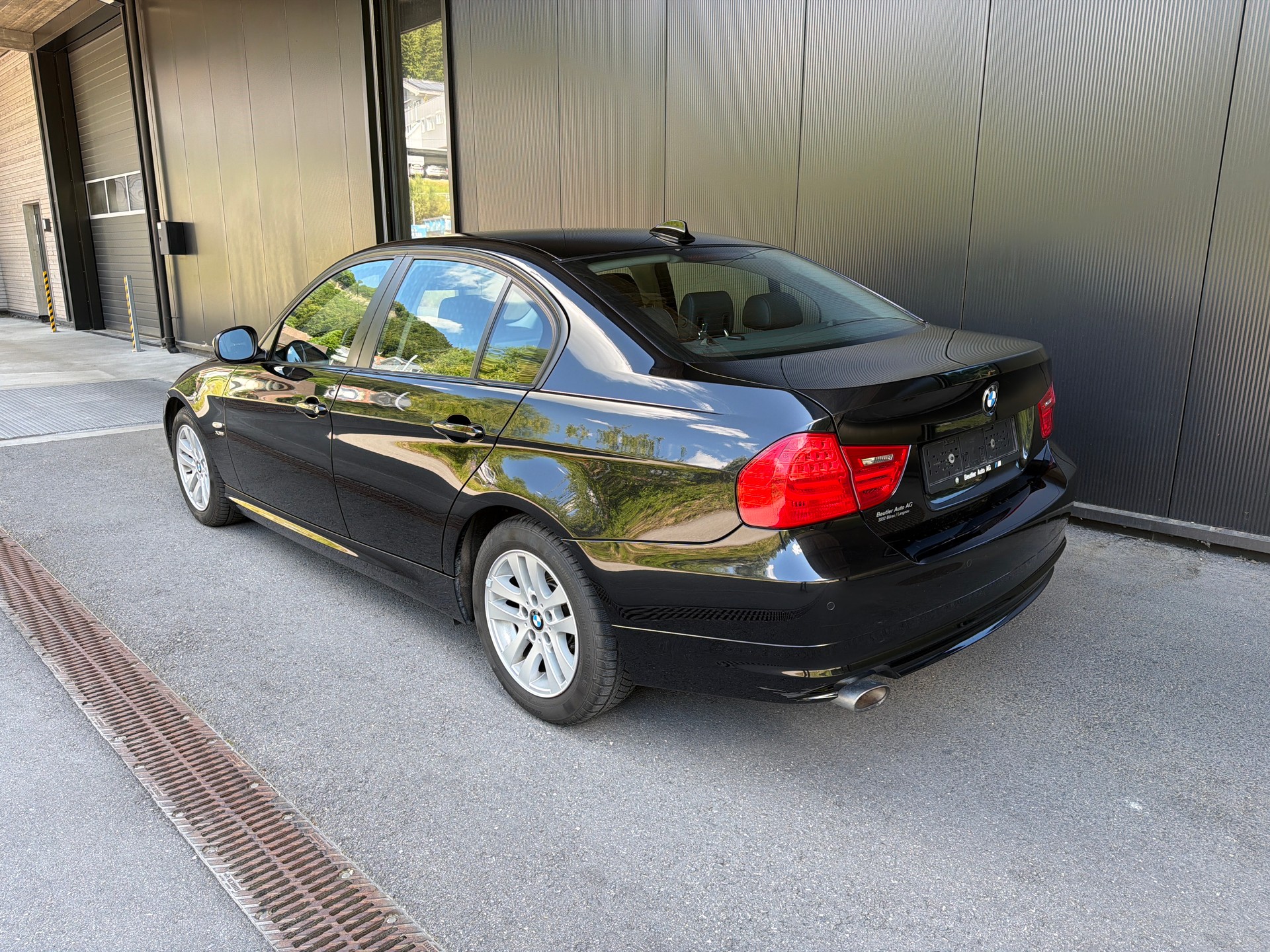 BMW 320d xDrive Dynamic Edition Steptronic-image-2