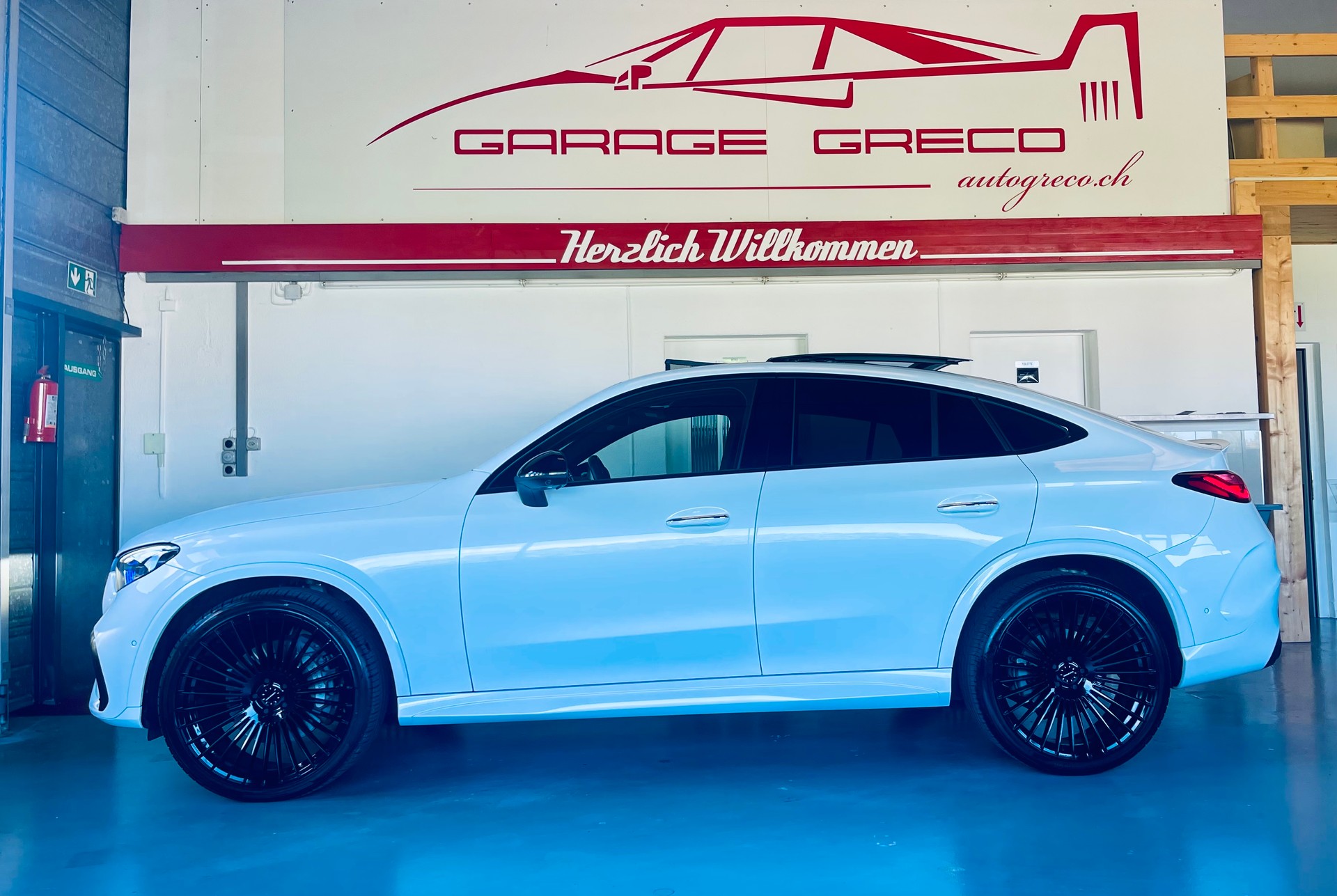 MERCEDES-BENZ GLC 300 4Matic AMG Line 9G-Tronic "BLACK and WHITE
