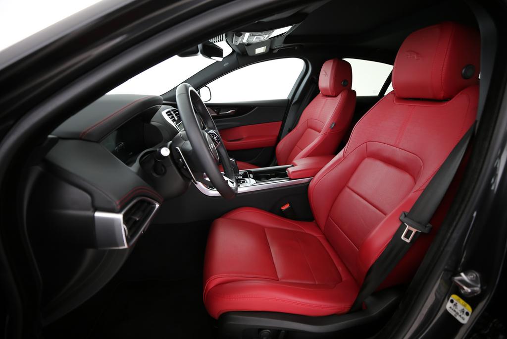 JAGUAR XE 2.0 T 300 Sport AWD-showroom-element-3