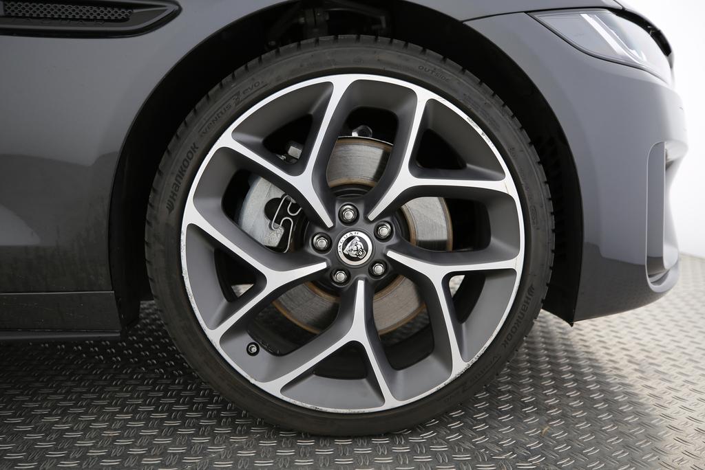 JAGUAR XE 2.0 T 300 Sport AWD-image-14