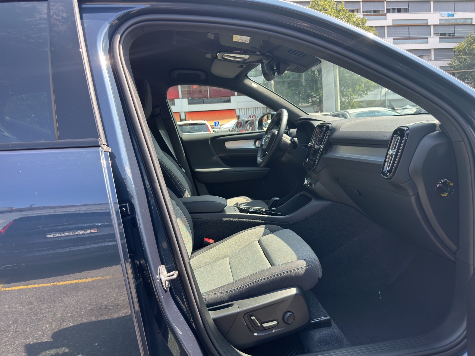 VOLVO XC40 2.0 B3 MH Plus Dark-image-16