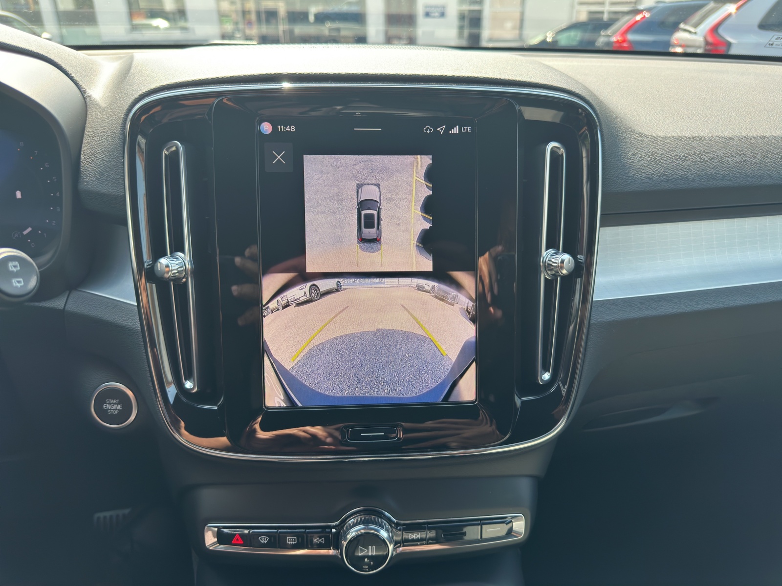 VOLVO XC40 2.0 B3 MH Plus Dark-image-17