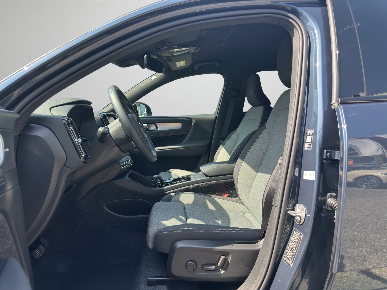 VOLVO XC40 2.0 B3 MH Plus Dark-image-9