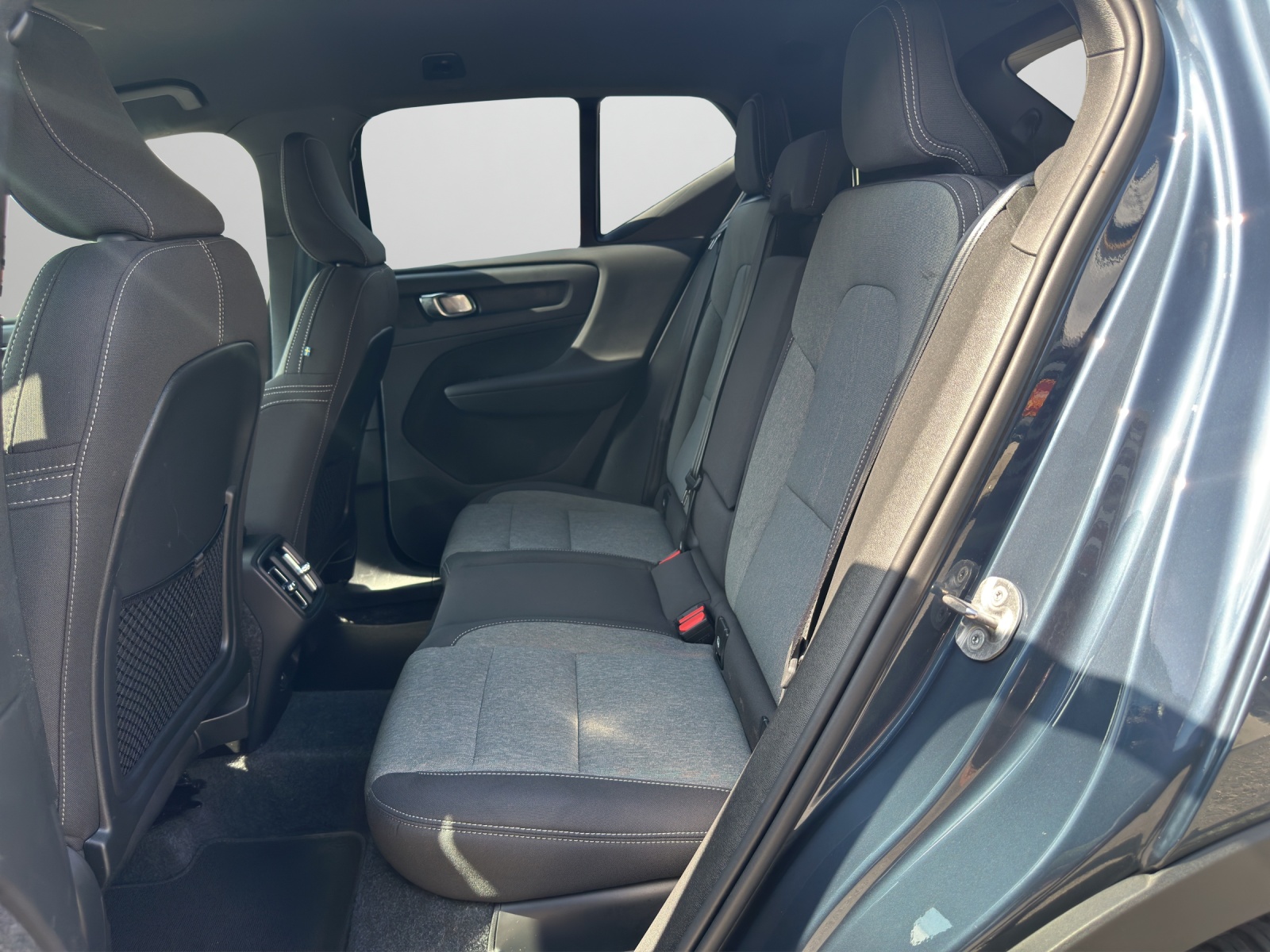 VOLVO XC40 2.0 B3 MH Plus Dark-image-15