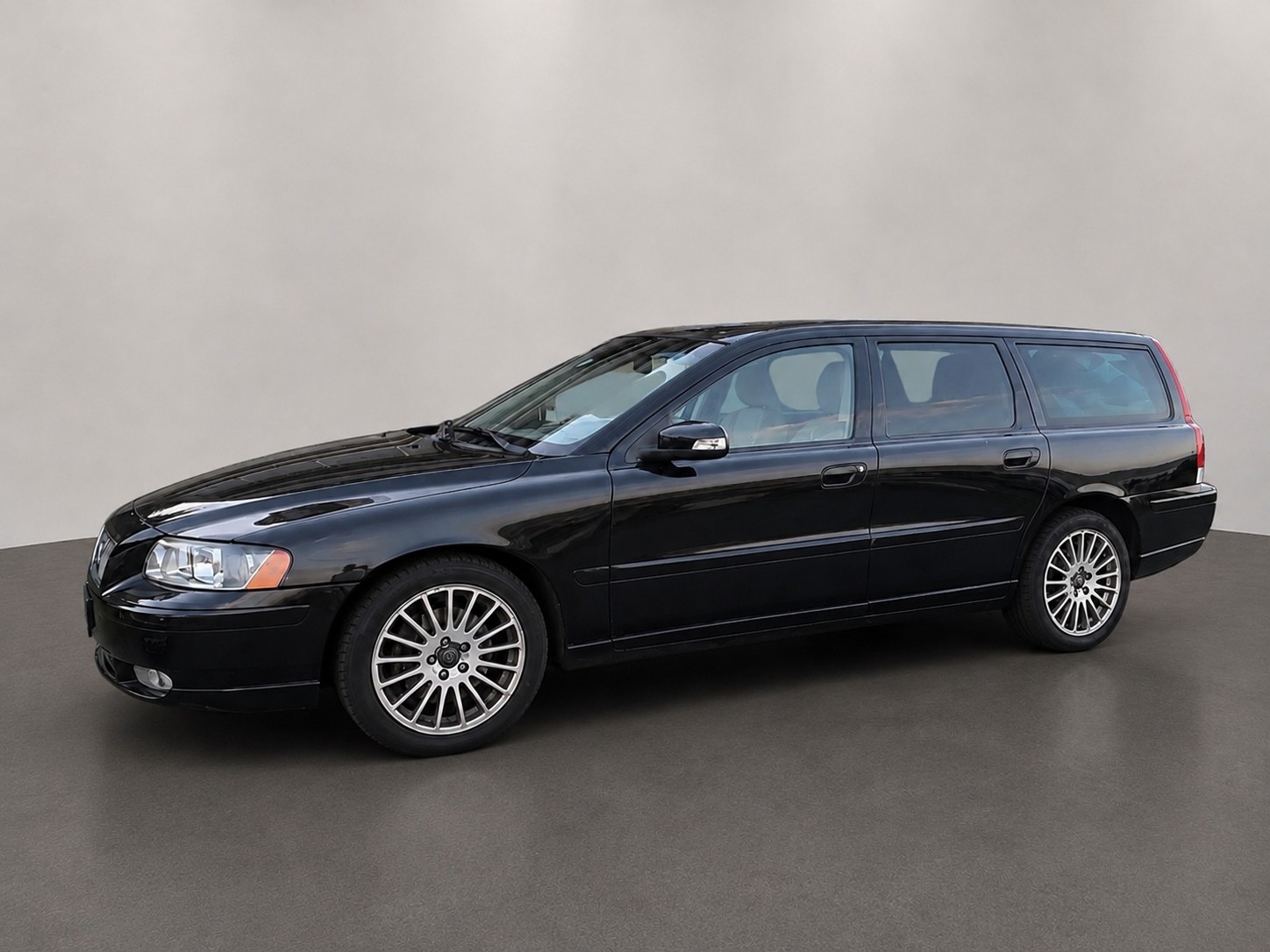 VOLVO VOLVO V70 D5 AWD AUTOMAT-showroom-element-1