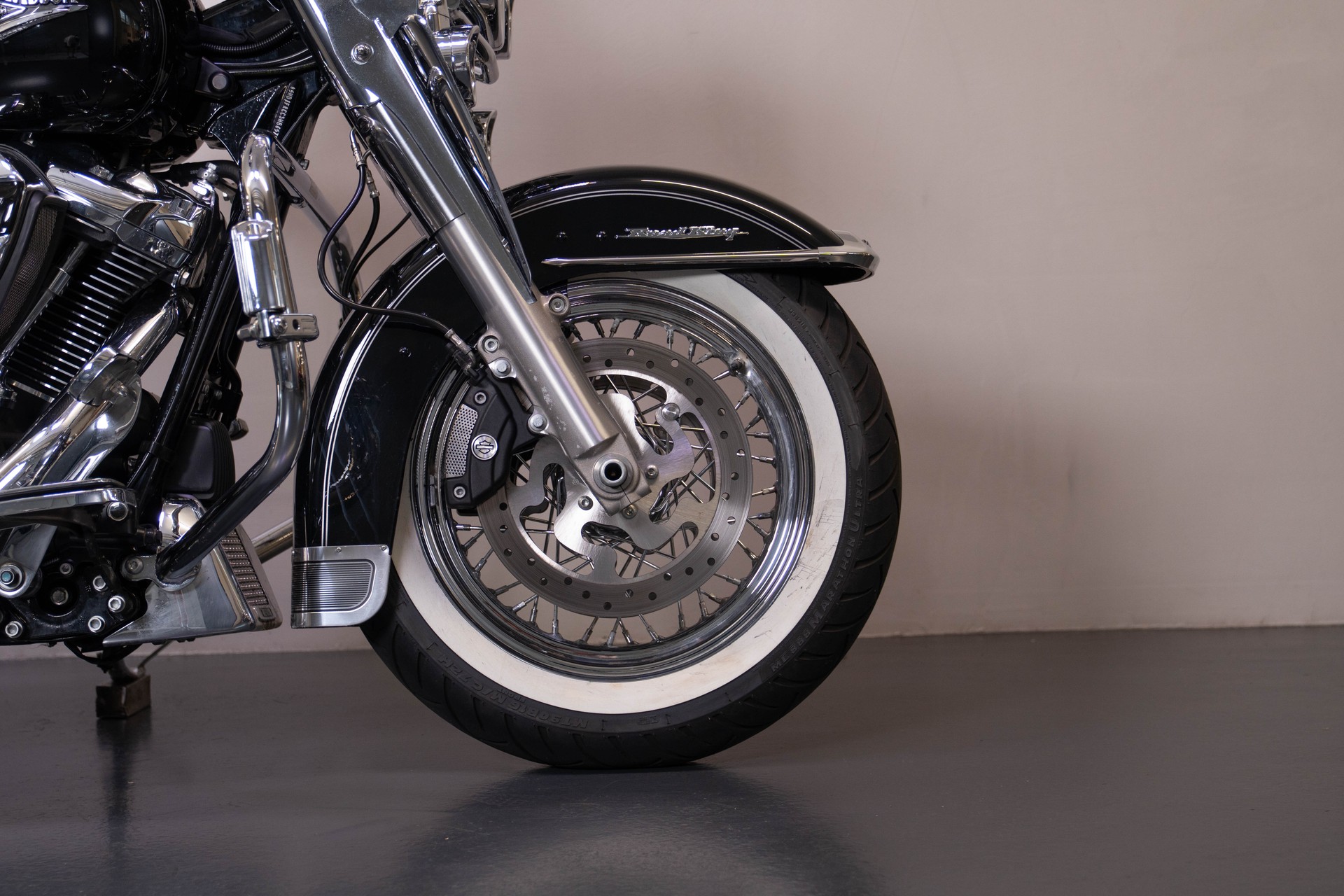 HARLEY-DAVIDSON FLHRC Road King Classic 107 ABS-image-4