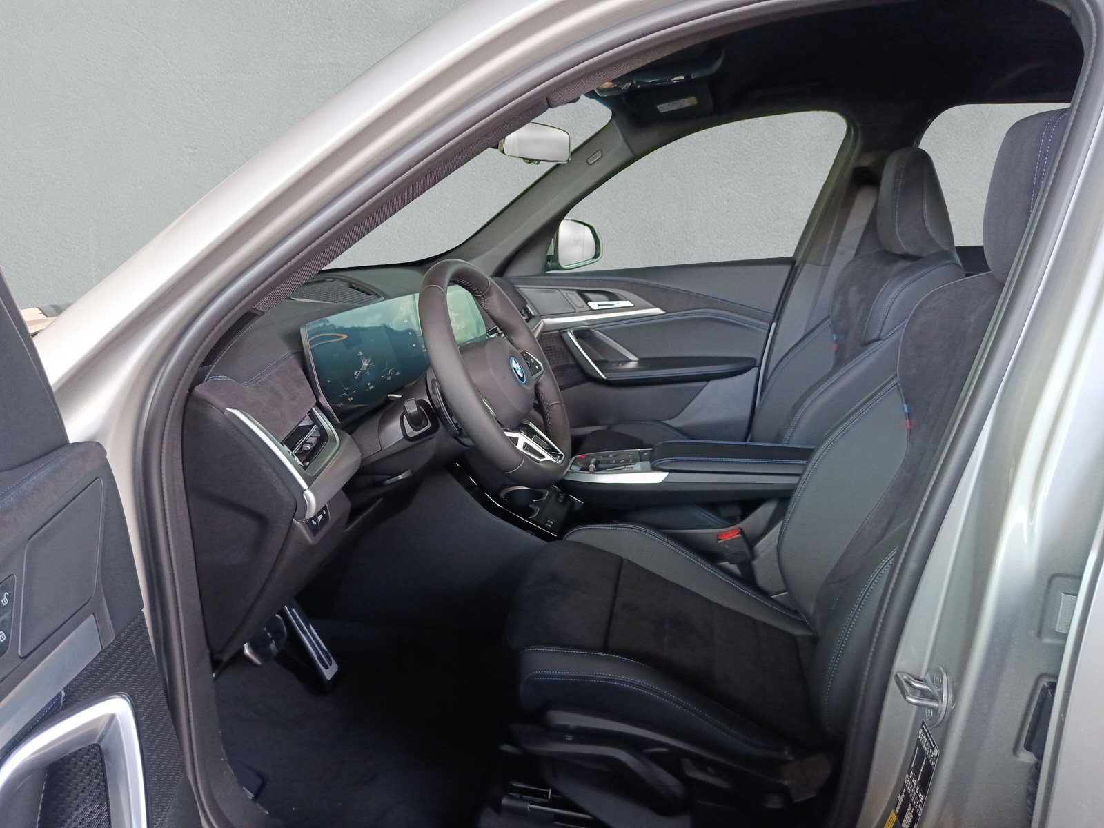 BMW iX1 xDrive 30 M Sport-image-11