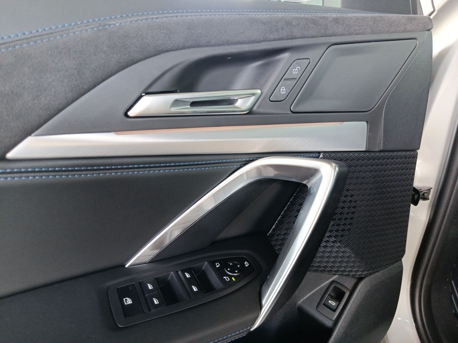 BMW iX1 xDrive 30 M Sport-image-20