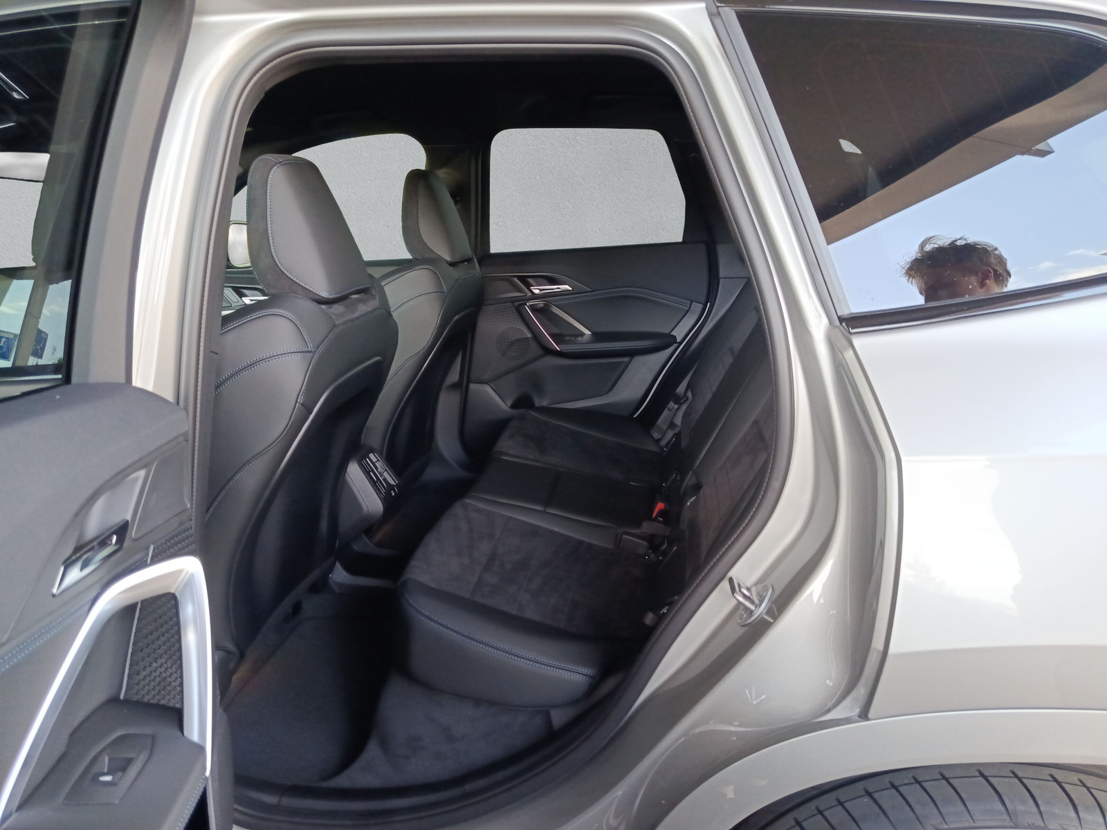 BMW iX1 xDrive 30 M Sport-image-14