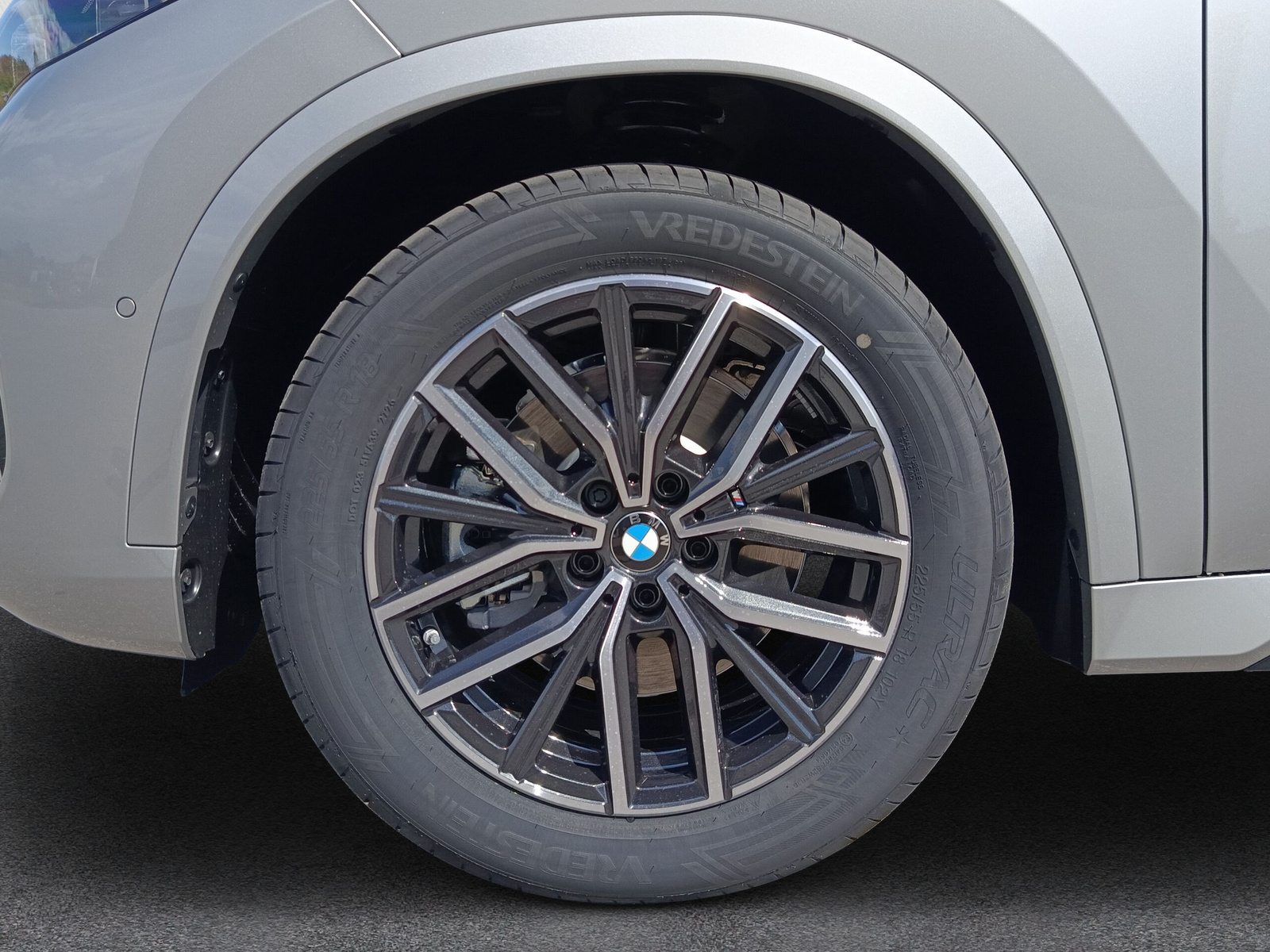 BMW iX1 xDrive 30 M Sport-image-9