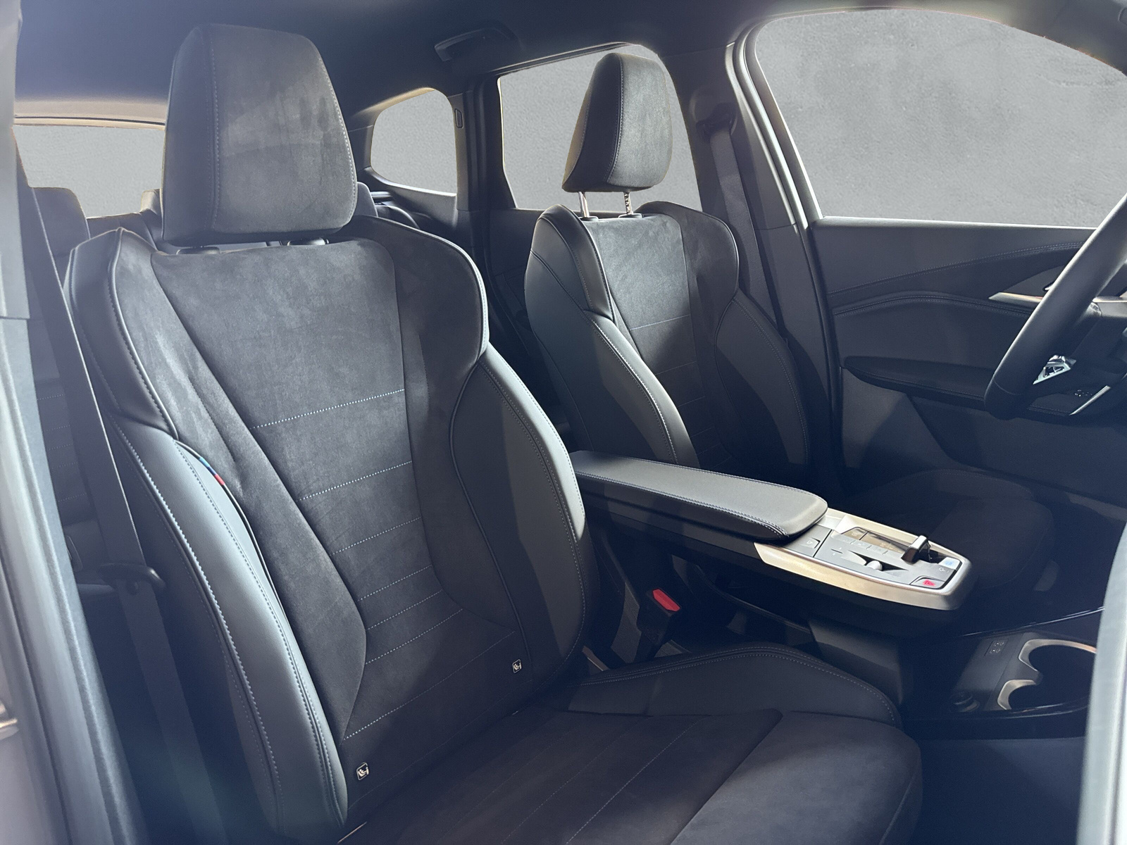 BMW iX1 xDrive 30 M Sport-image-12