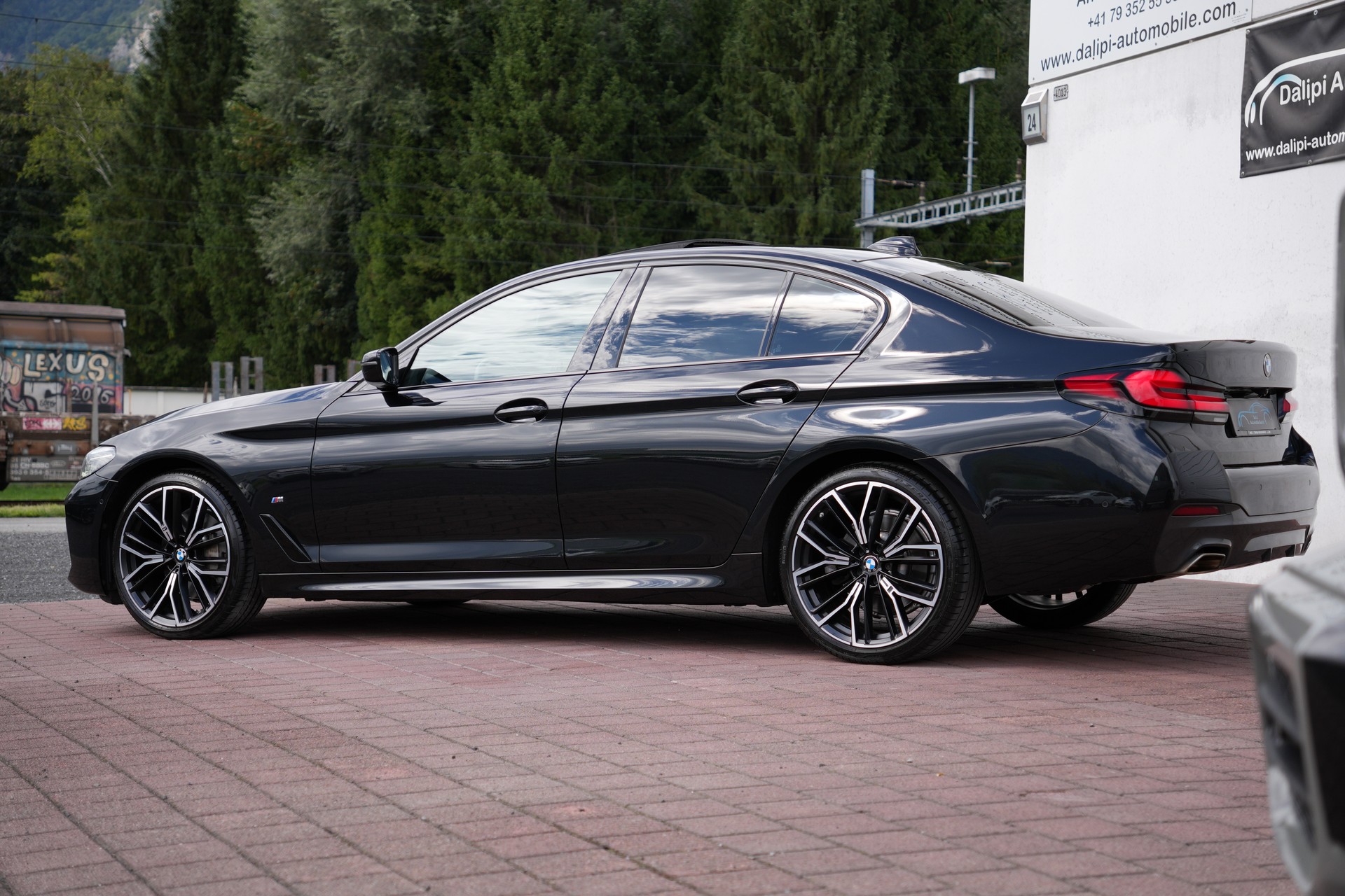 BMW 530i xDrive 48V Pure M Sport Steptronic-showroom-element-1