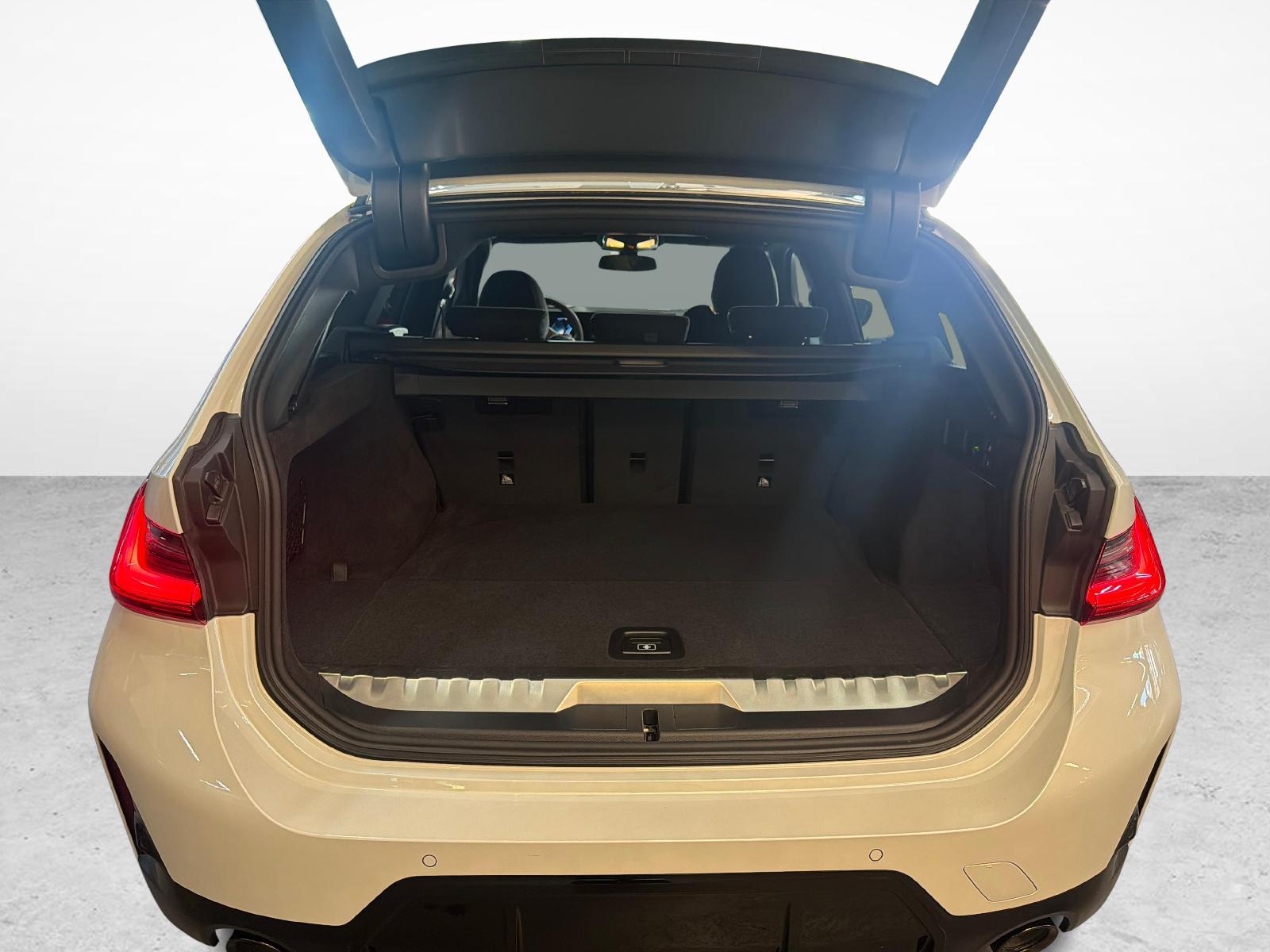 BMW 330e xDrive SAG Touring-image-19