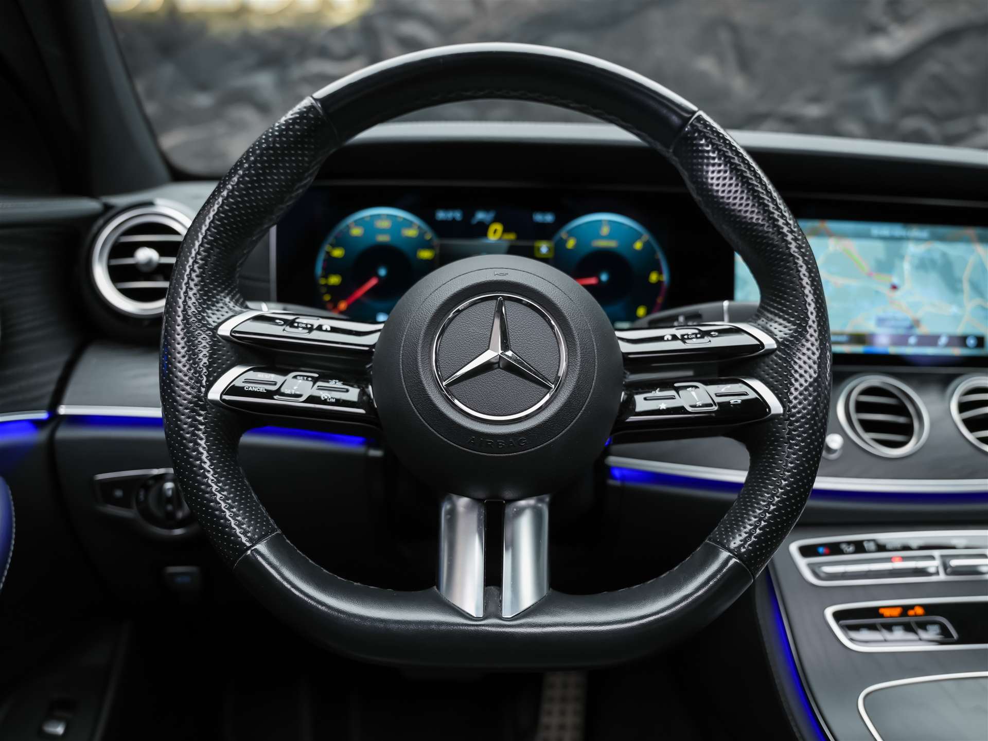 MERCEDES-BENZ E 220 d AMG Line 4Matic 9G-Tronic Panorama*Sitzbelüftung*Lenkradheizung*Burmester*-image-29
