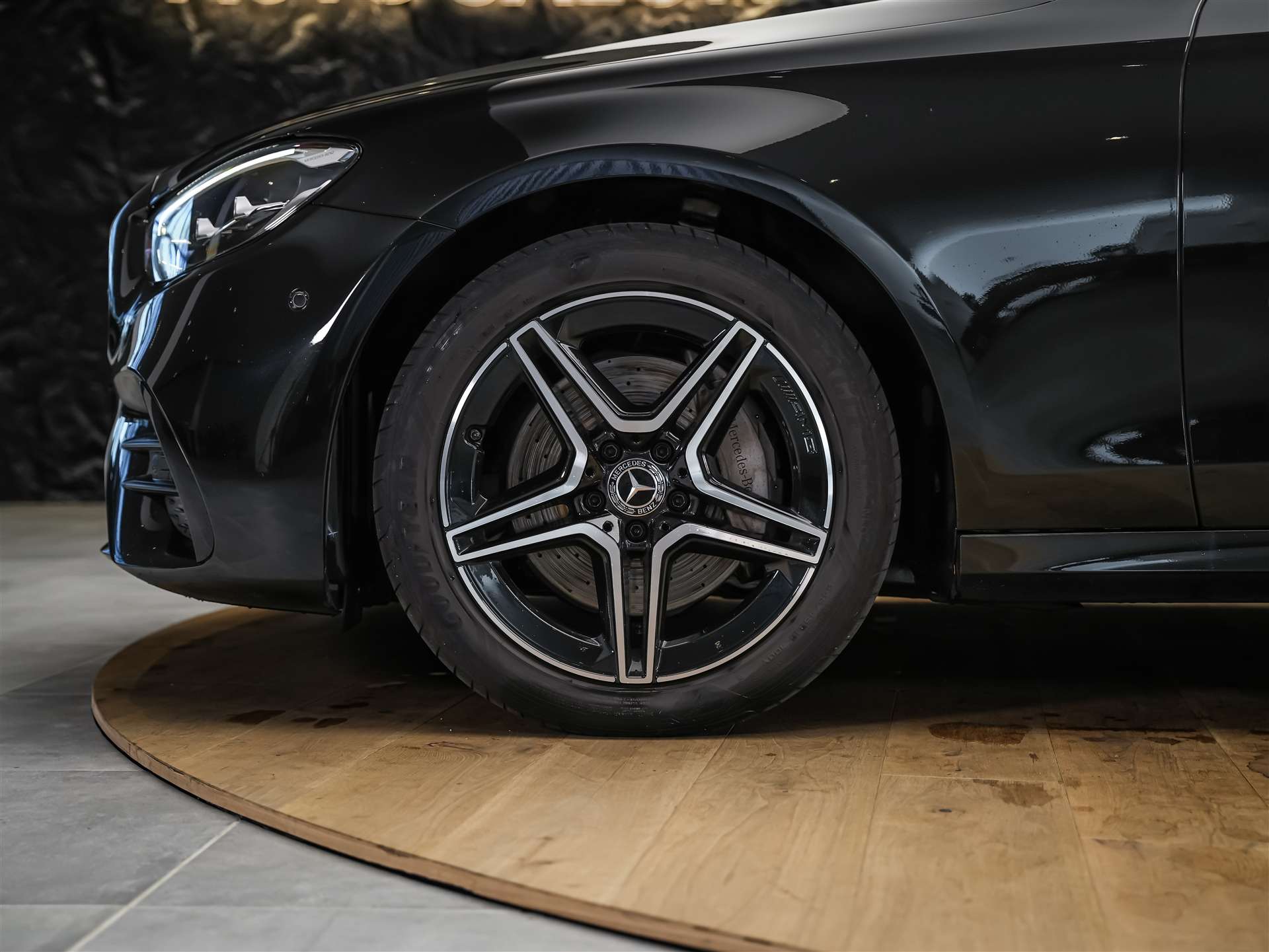 MERCEDES-BENZ E 220 d AMG Line 4Matic 9G-Tronic Panorama*Sitzbelüftung*Lenkradheizung*Burmester*-image-19