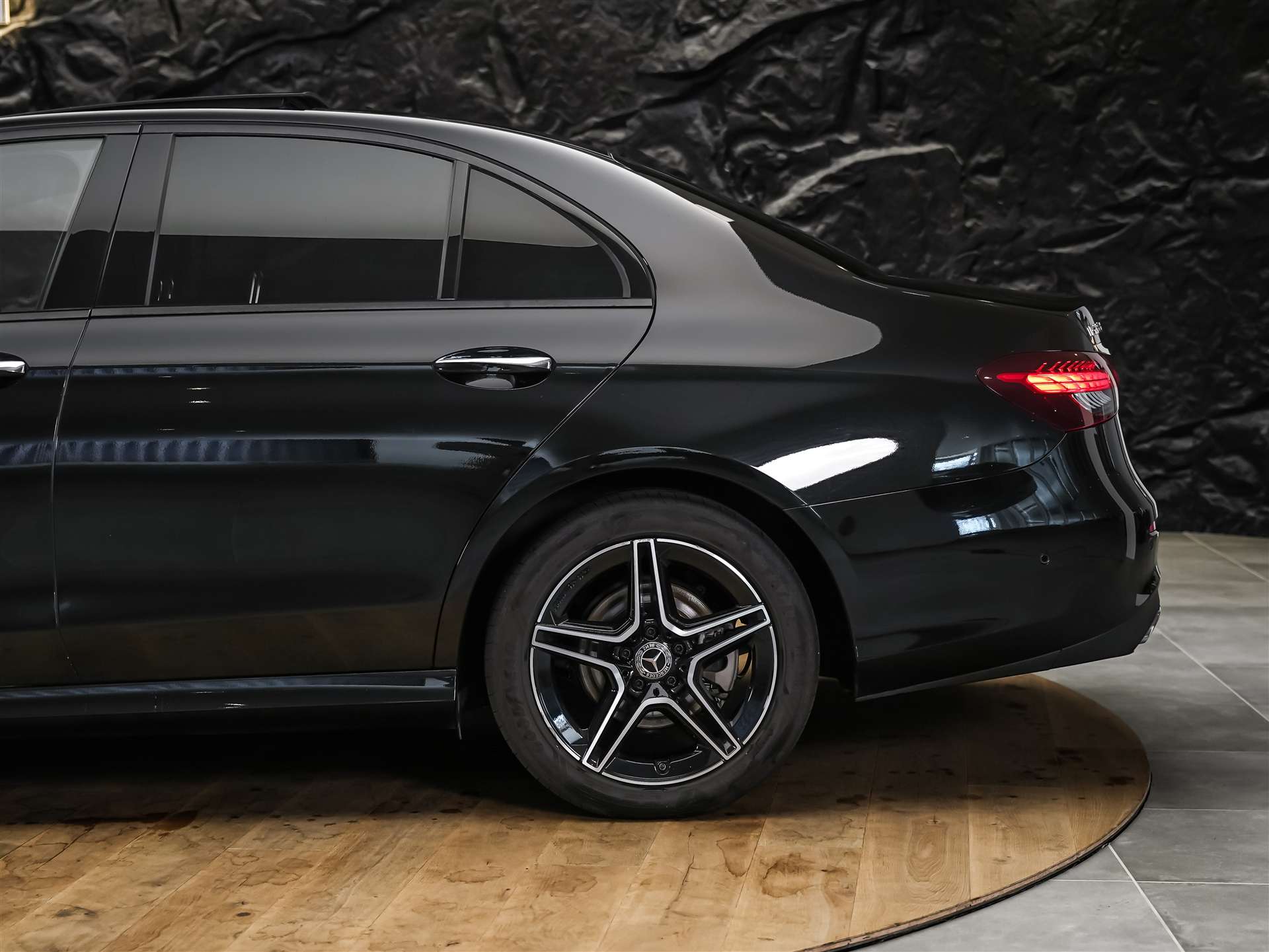MERCEDES-BENZ E 220 d AMG Line 4Matic 9G-Tronic Panorama*Sitzbelüftung*Lenkradheizung*Burmester*-image-20