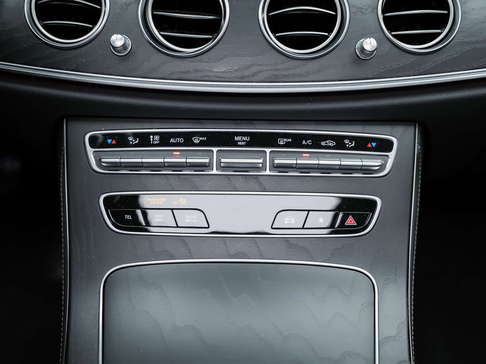 MERCEDES-BENZ E 220 d AMG Line 4Matic 9G-Tronic Panorama*Sitzbelüftung*Lenkradheizung*Burmester*-image-24