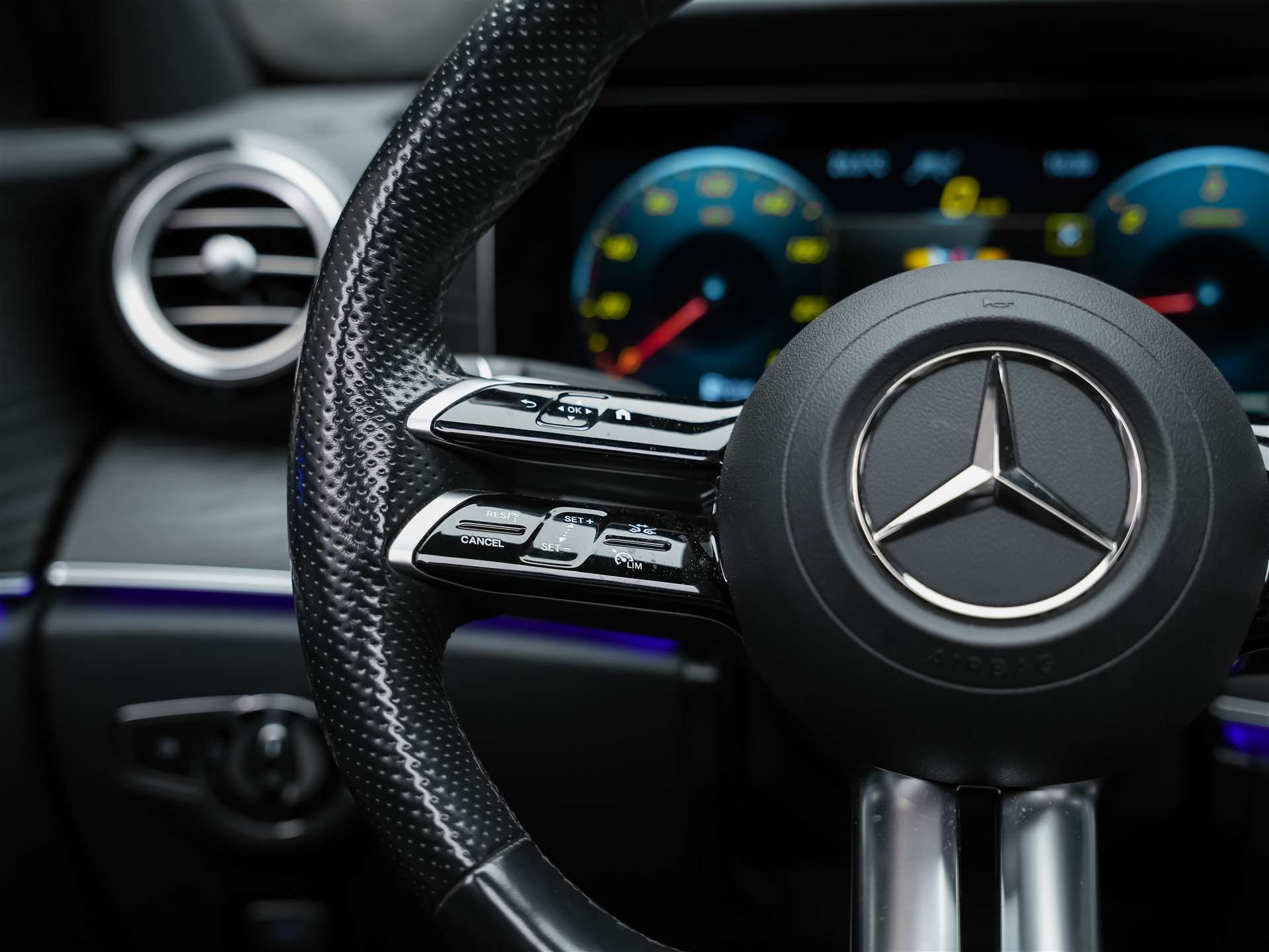 MERCEDES-BENZ E 220 d AMG Line 4Matic 9G-Tronic Panorama*Sitzbelüftung*Lenkradheizung*Burmester*-image-30