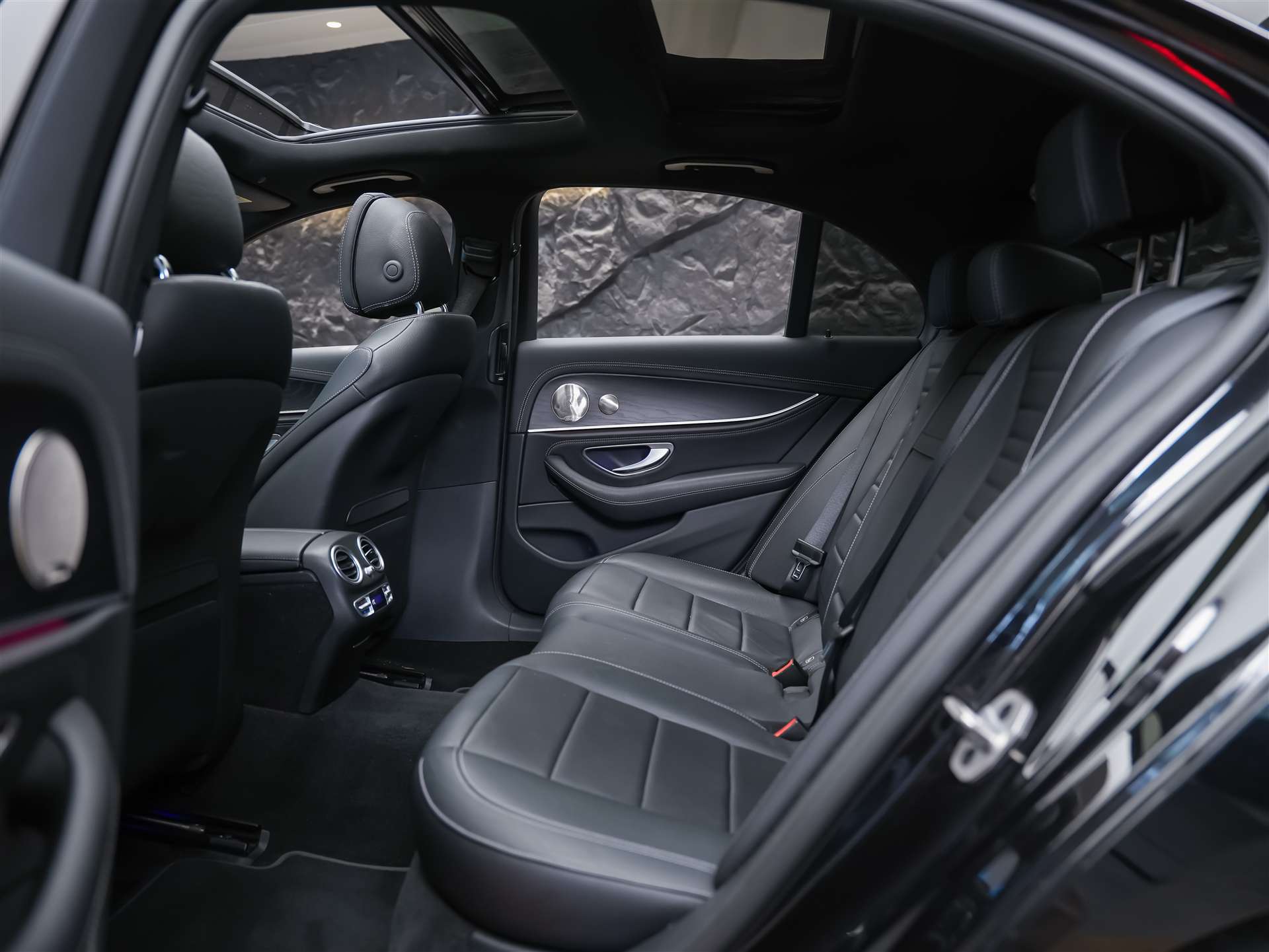 MERCEDES-BENZ E 220 d AMG Line 4Matic 9G-Tronic Panorama*Sitzbelüftung*Lenkradheizung*Burmester*-image-14